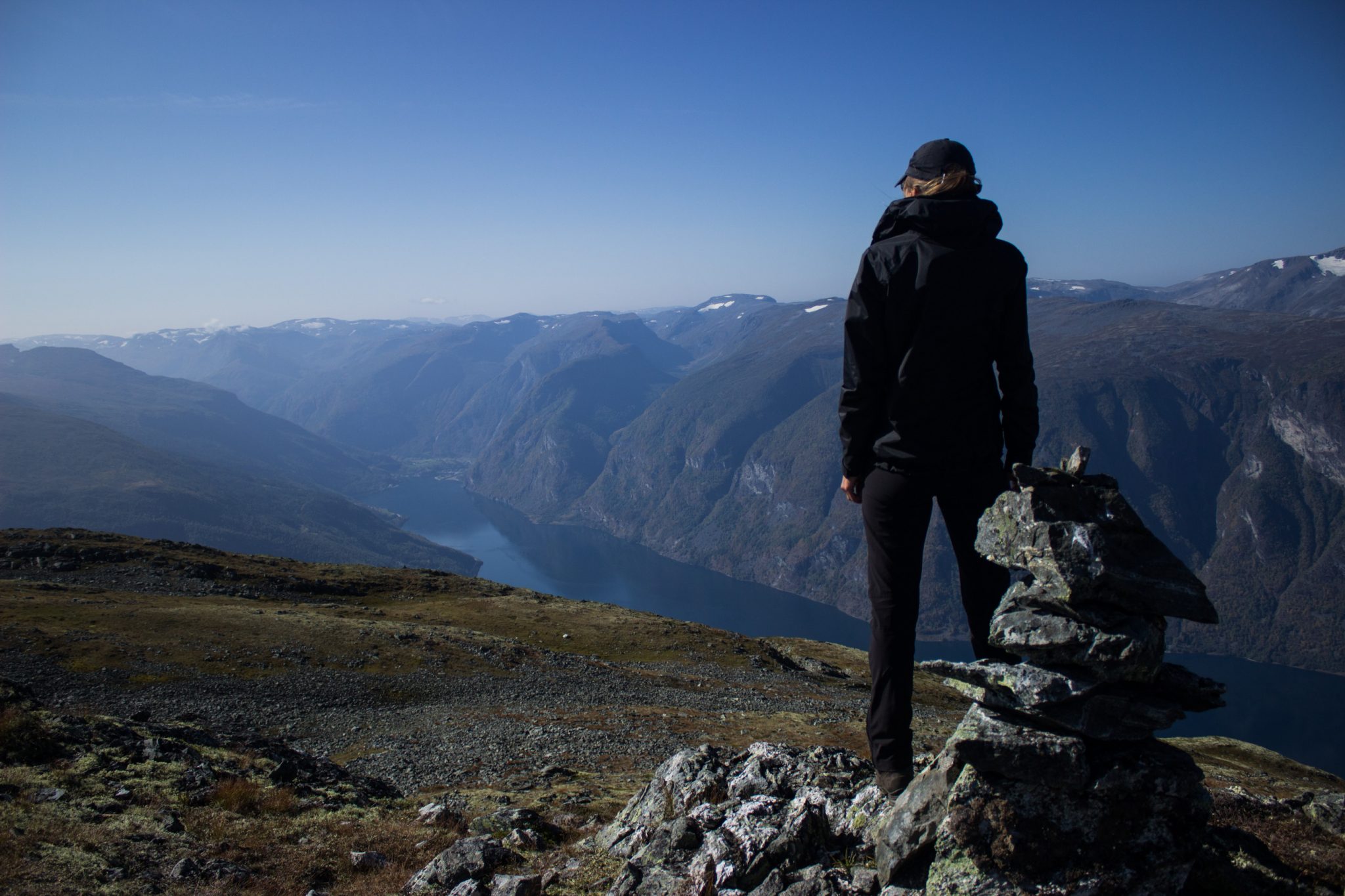 Wanderung beim Aurlandsfjord auf den Berg Prest in Aurland, Vestland, Norwegen, Start bei Straße Snøvegen über Aurlandsfjelletm Aussicht auf den Aurlandsfjord und die umliegenden Berge