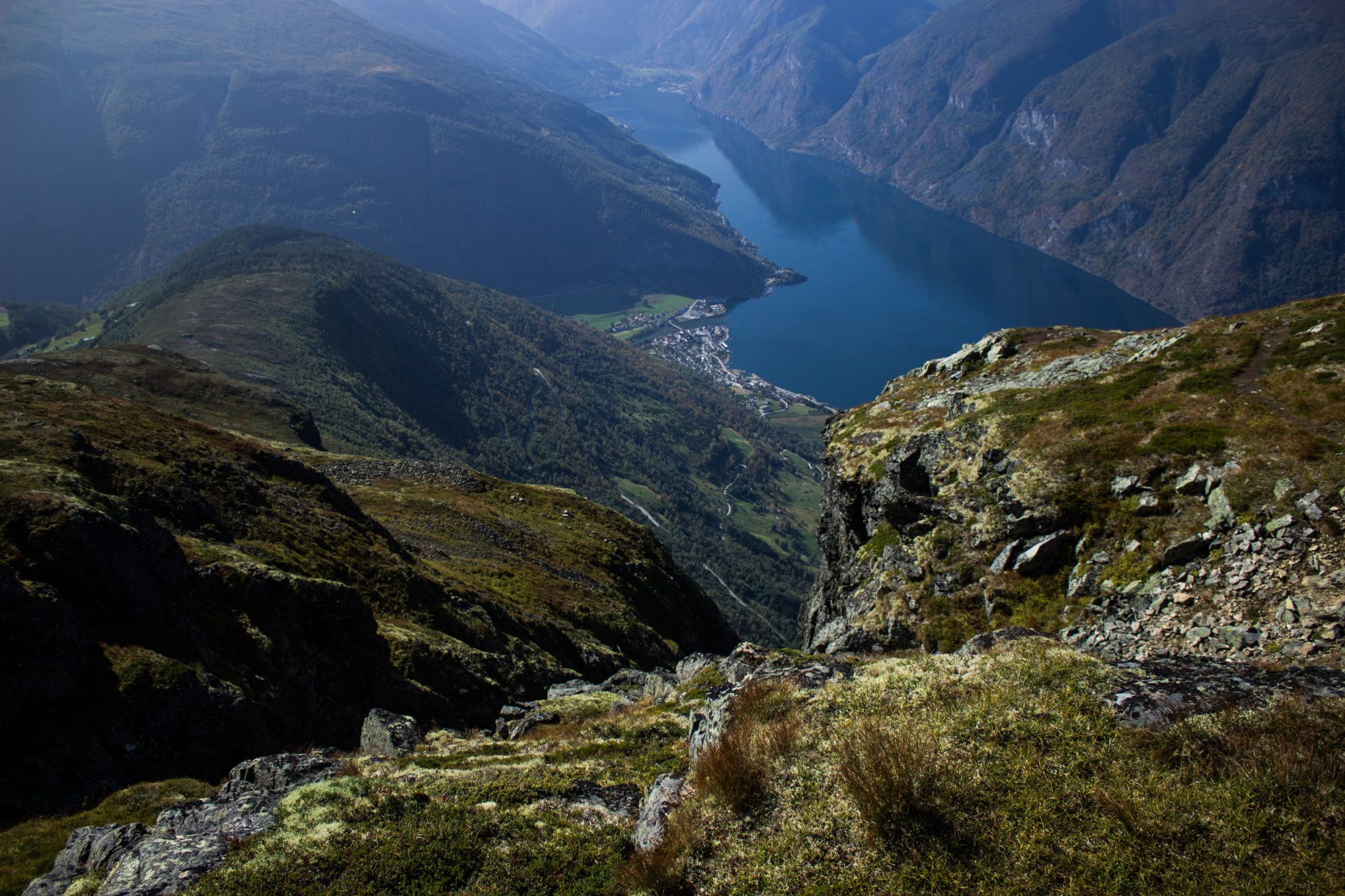 Wanderung beim Aurlandsfjord auf den Berg Prest in Aurland, Vestland, Norwegen, Start bei Straße Snøvegen über Aurlandsfjelletm Aussicht auf den Aurlandsfjord und die umliegenden Berge