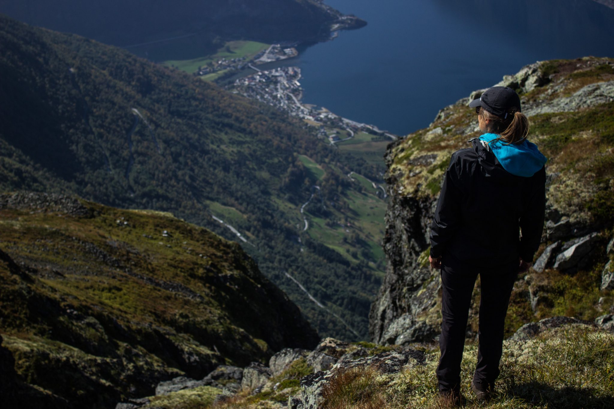 Wanderung beim Aurlandsfjord auf den Berg Prest in Aurland, Vestland, Norwegen, Start bei Straße Snøvegen über Aurlandsfjelletm Aussicht auf den Aurlandsfjord und die umliegenden Berge