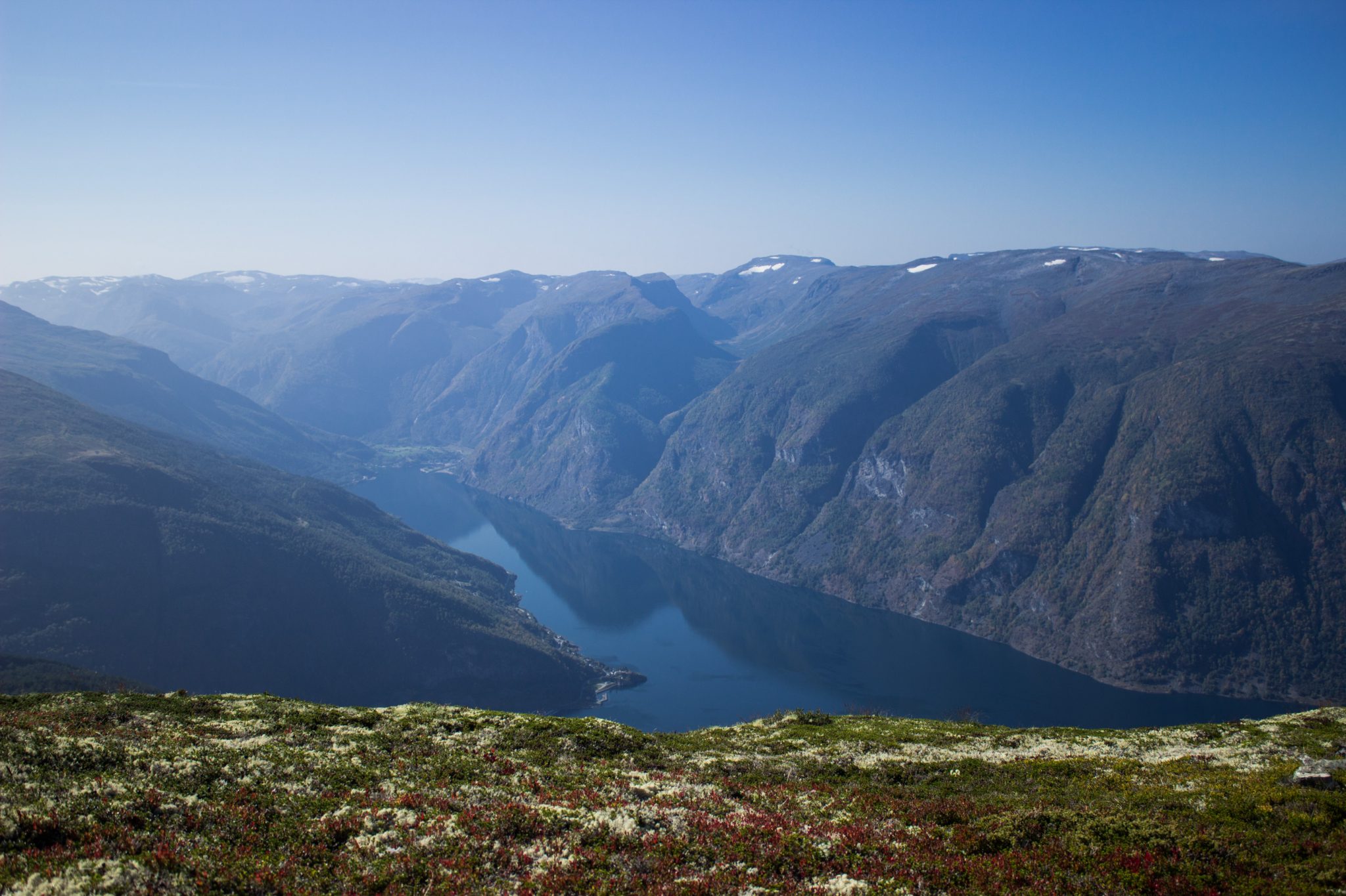 Wanderung beim Aurlandsfjord auf den Berg Prest in Aurland, Vestland, Norwegen, Start bei Straße Snøvegen über Aurlandsfjelletm Aussicht auf den Aurlandsfjord und die umliegenden Berge