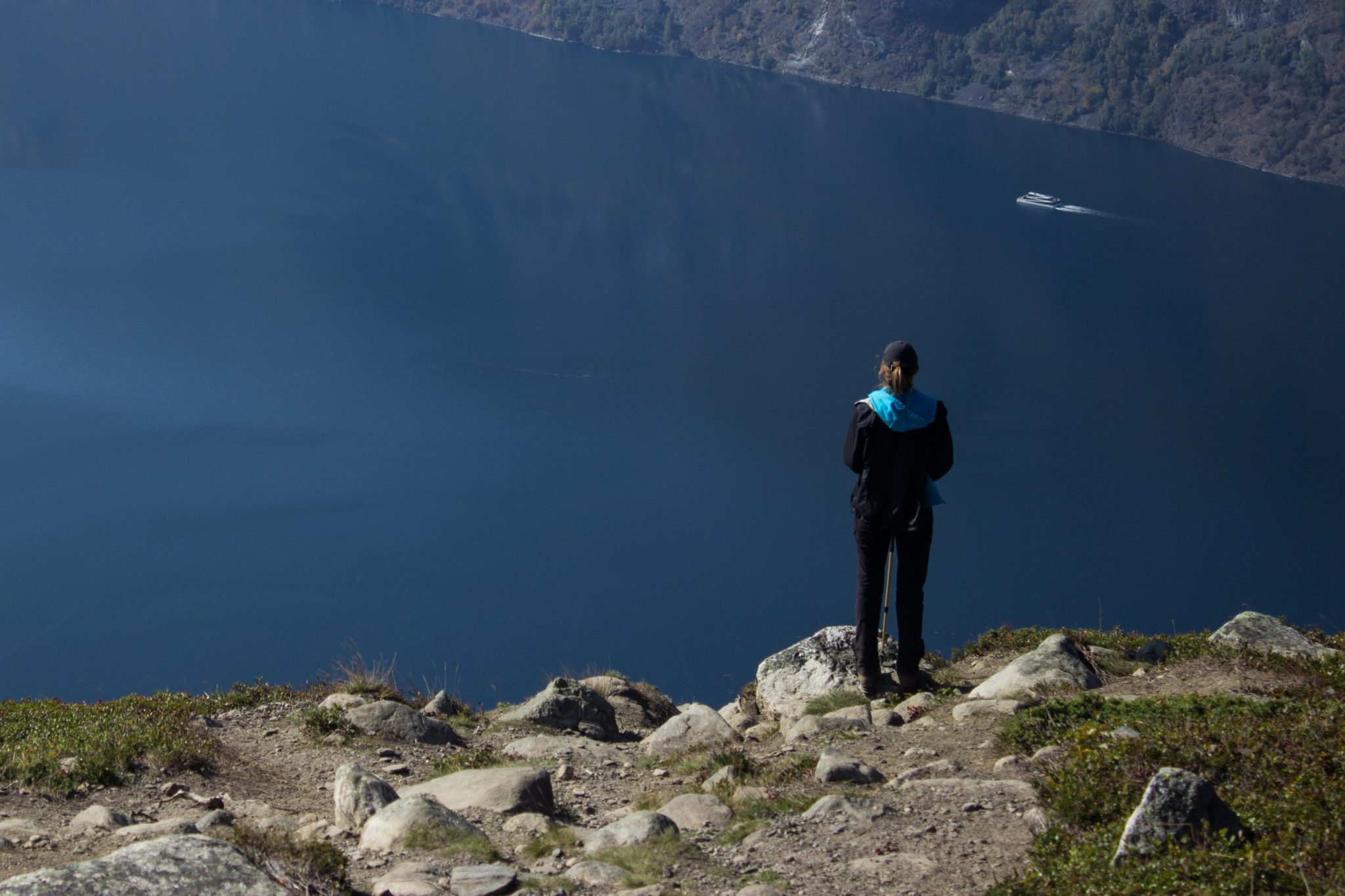Wanderung beim Aurlandsfjord auf den Berg Prest in Aurland, Vestland, Norwegen, Start bei Straße Snøvegen über Aurlandsfjelletm Aussicht auf den Aurlandsfjord