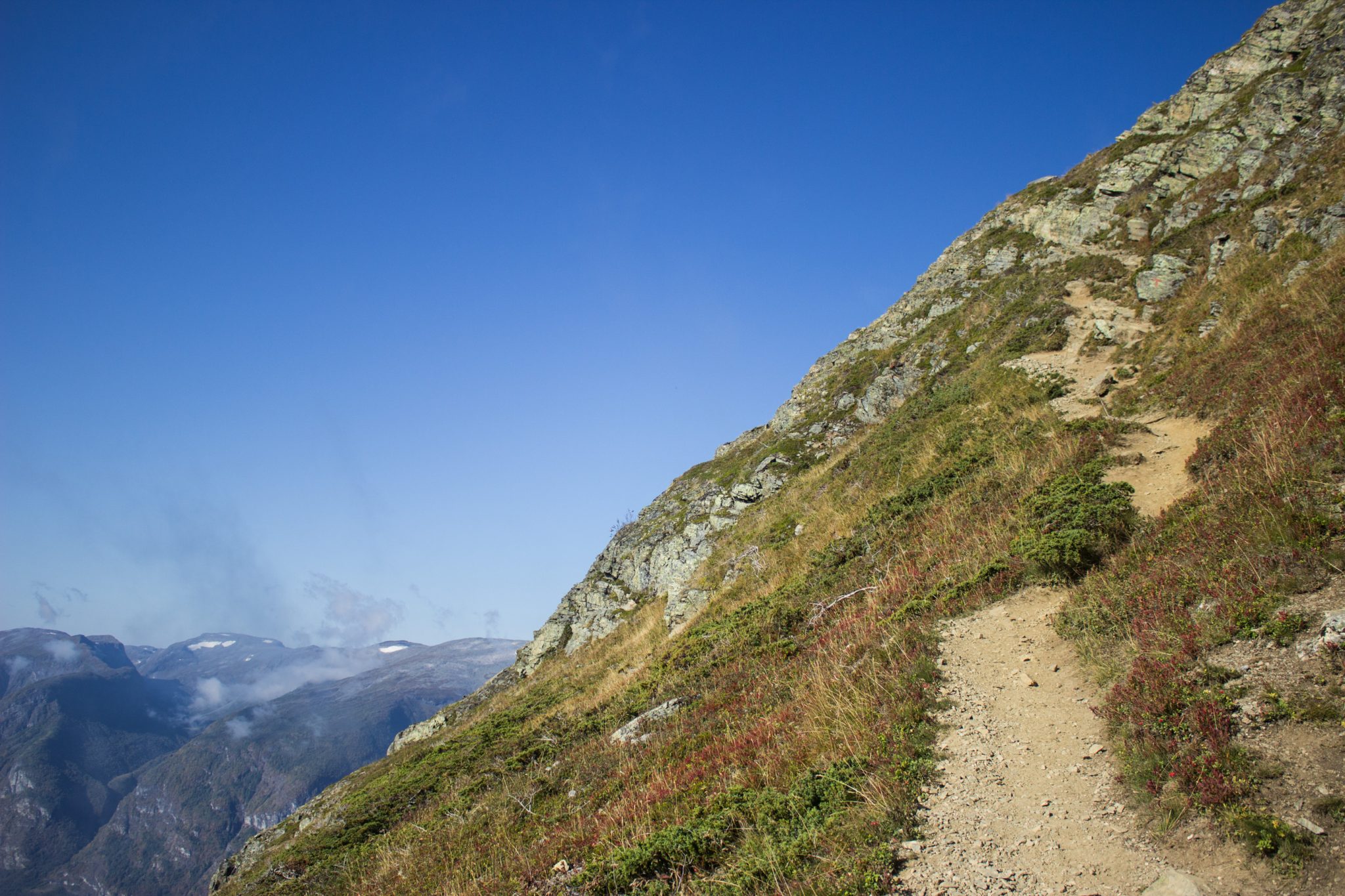 Wanderung beim Aurlandsfjord auf den Berg Prest in Aurland, Vestland, Norwegen, Start bei Straße Snøvegen über Aurlandsfjellet, Blick auf den Wanderweg auf den Prest Berg