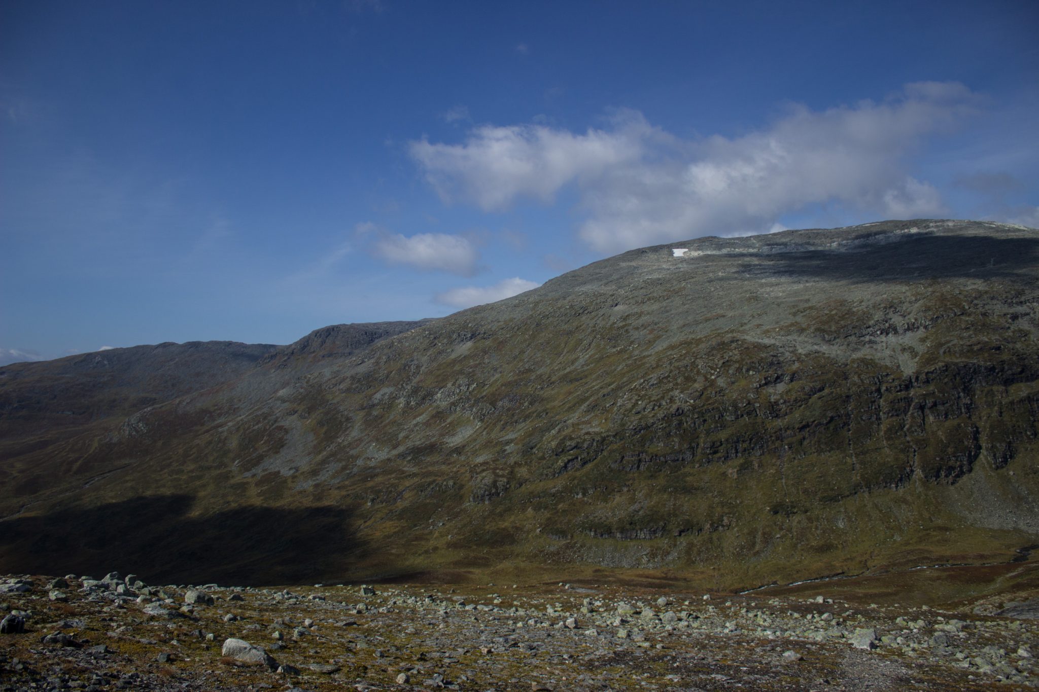 Wanderung beim Aurlandsfjord auf den Berg Prest in Aurland, Vestland, Norwegen, Start bei Straße Snøvegen über Aurlandsfjellet, vom Gipfel des Berg Prest keine Sicht auf den Aurlandsfjord