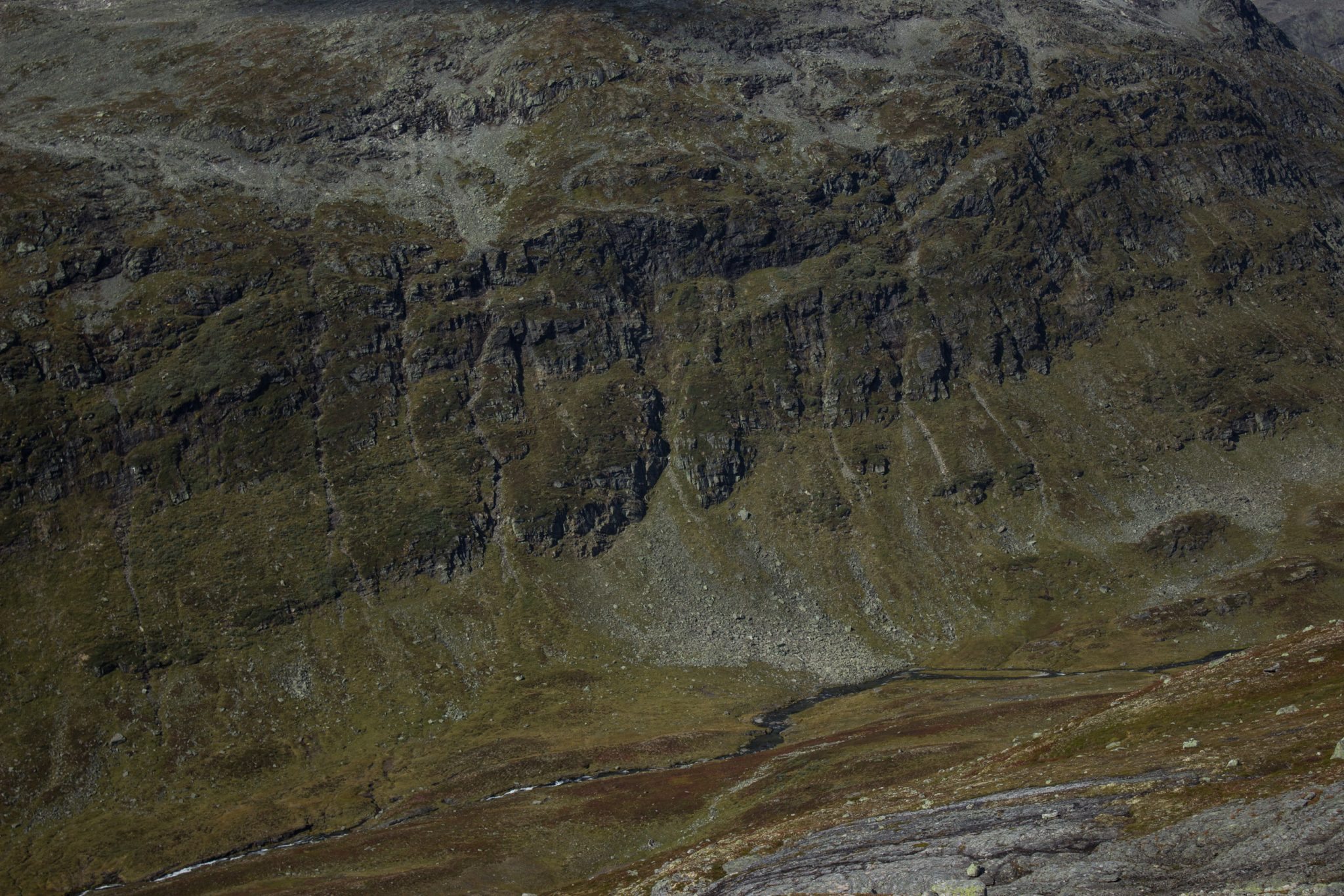 Wanderung beim Aurlandsfjord auf den Berg Prest in Aurland, Vestland, Norwegen, Start bei Straße Snøvegen über Aurlandsfjellet, vom Gipfel des Berg Prest keine Sicht auf den Aurlandsfjord