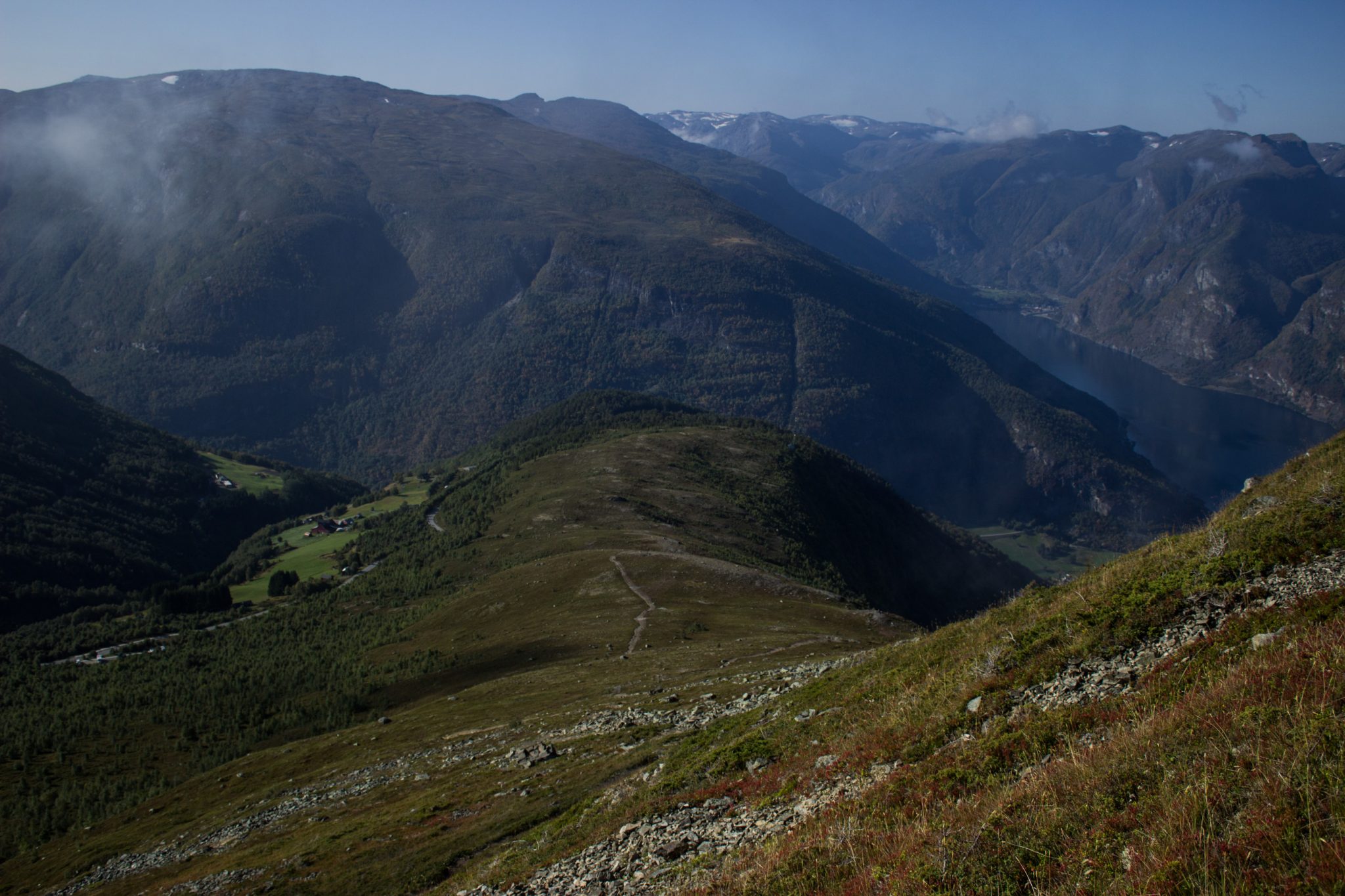 Wanderung beim Aurlandsfjord auf den Berg Prest in Aurland, Vestland, Norwegen, Start bei Straße Snøvegen über Aurlandsfjellet, Blick auf den Wanderweg auf den Prest Berg und den Aurlandsfjord im Hintergrund