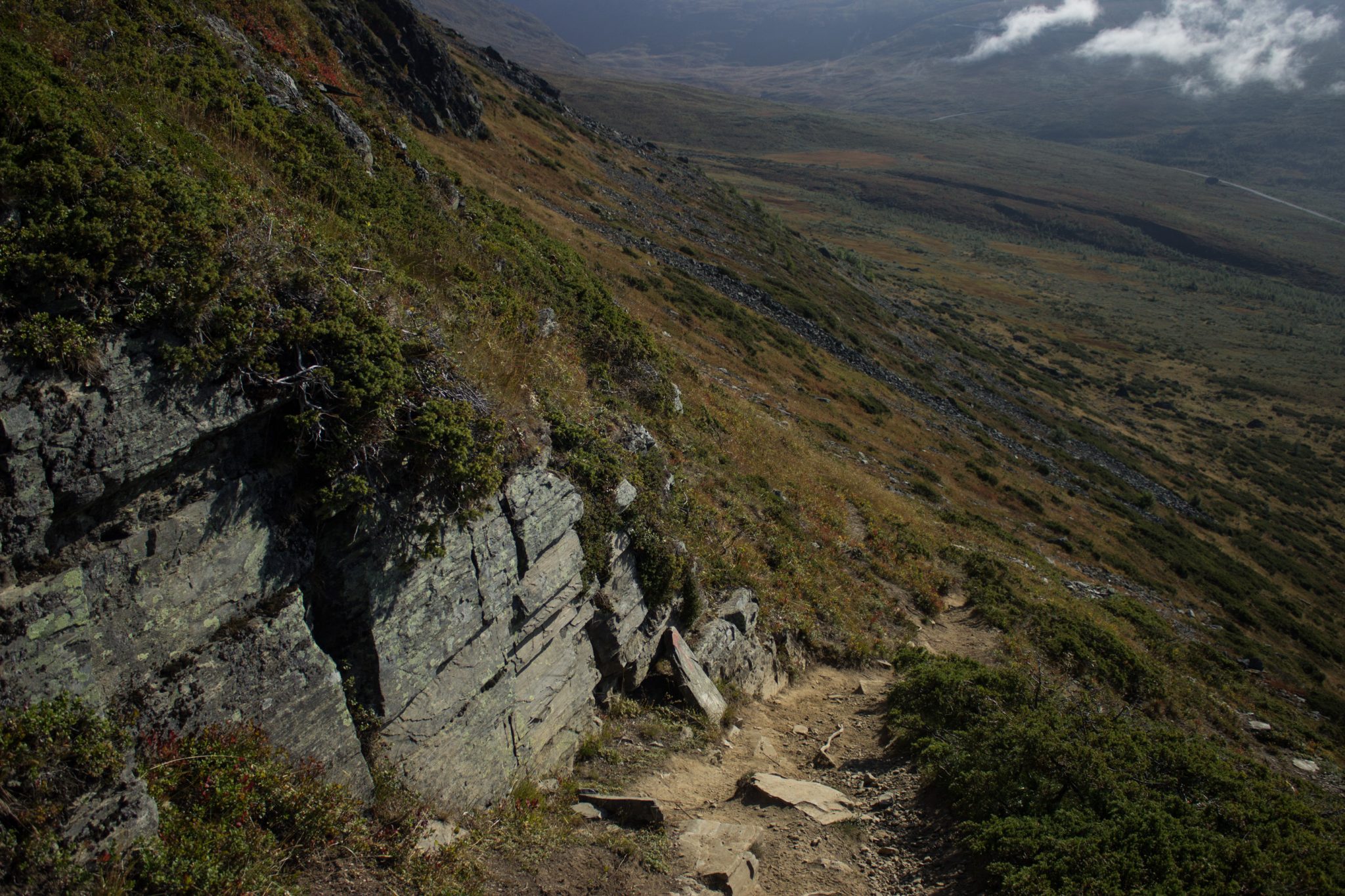 Wanderung beim Aurlandsfjord auf den Berg Prest in Aurland, Vestland, Norwegen, Start bei Straße Snøvegen über Aurlandsfjellet, Blick auf den Wanderweg auf den Prest Berg