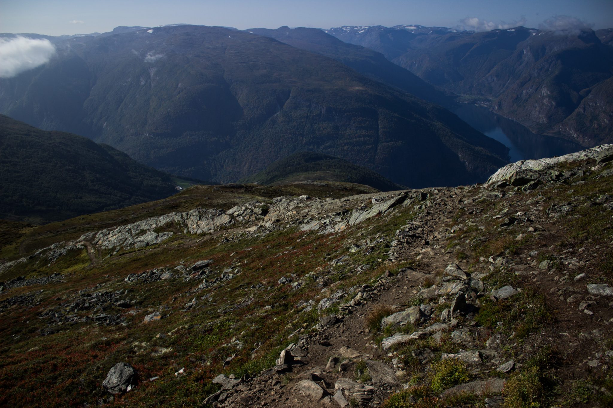 Wanderung beim Aurlandsfjord auf den Berg Prest in Aurland, Vestland, Norwegen, Start bei Straße Snøvegen über Aurlandsfjellet, Blick auf den Wanderweg auf den Prest Berg und den Aurlandsfjord im Hintergrund
