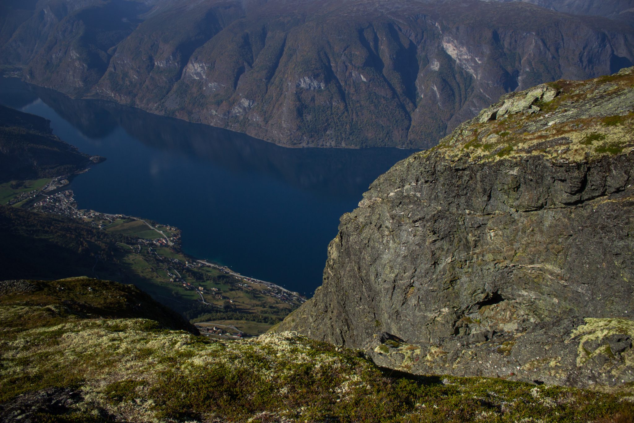 Wanderung beim Aurlandsfjord auf den Berg Prest in Aurland, Vestland, Norwegen, Start bei Straße Snøvegen über Aurlandsfjelletm Aussicht auf den Aurlandsfjord
