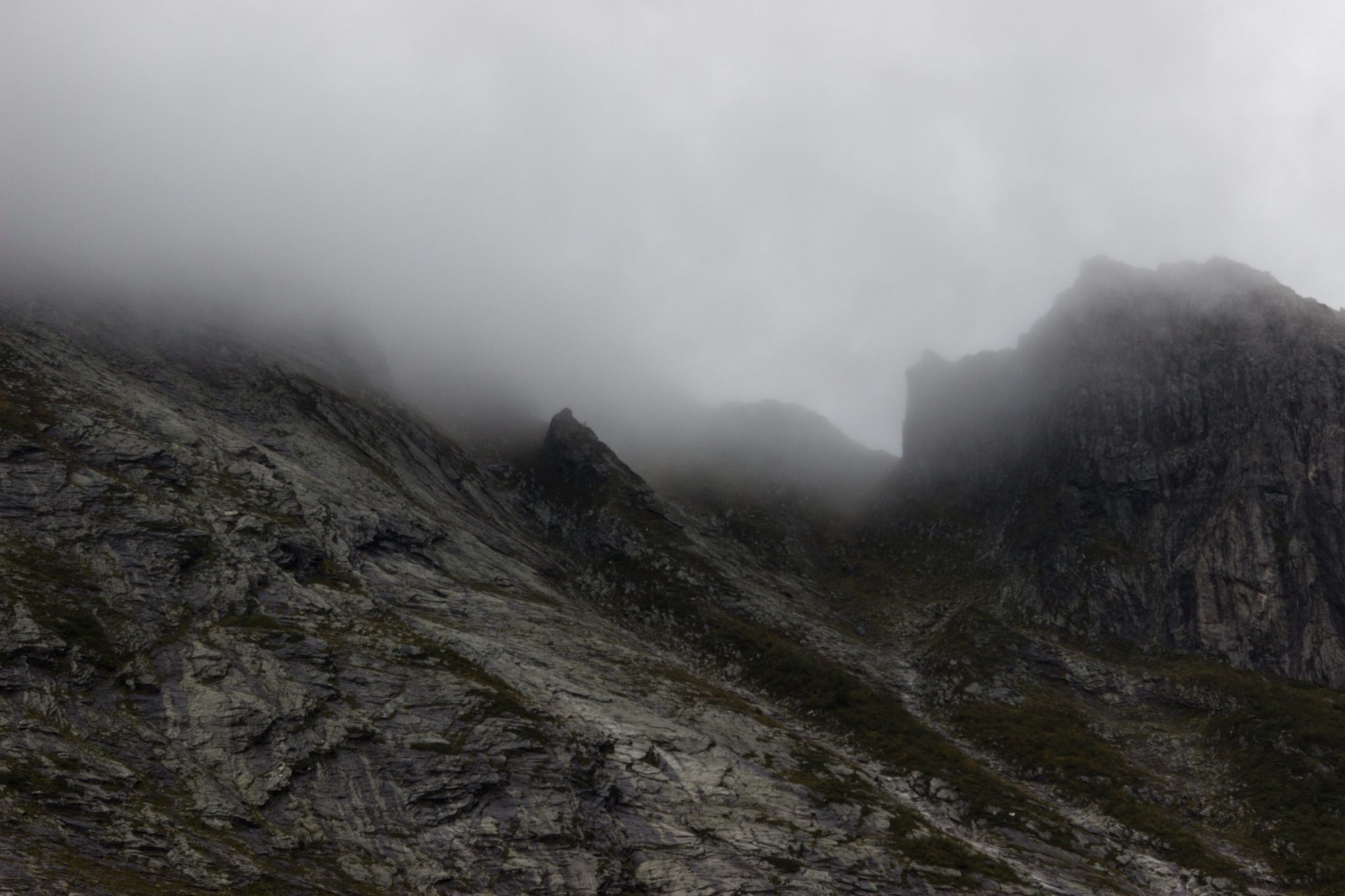 Wanderung im Naturreservat Skorgeura, Naturschutzgebiet in Norwegen, von Nebel umhüllte Berge im Tal