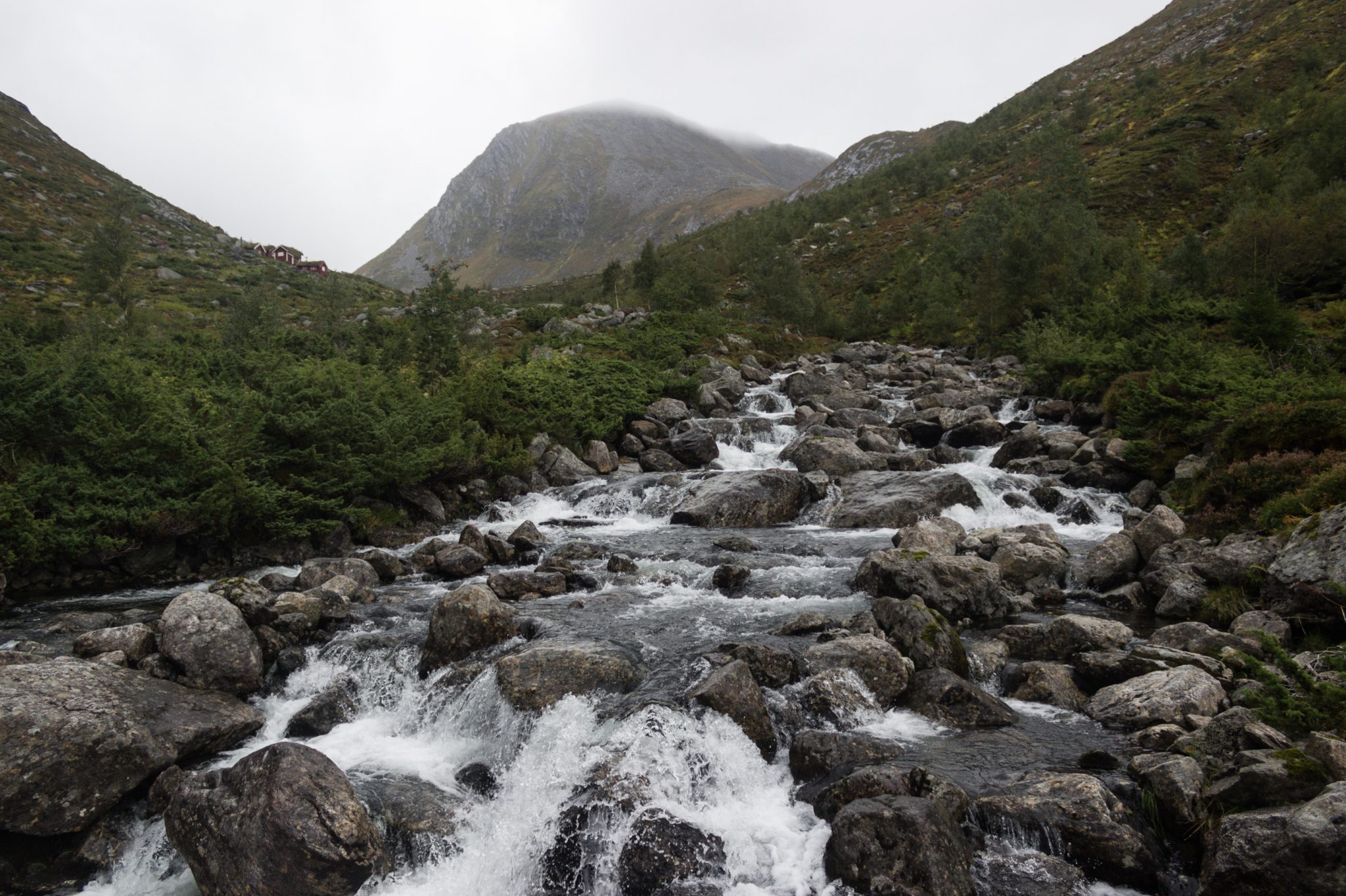 Wanderung im Naturreservat Skorgeura, Naturschutzgebiet in Norwegen, Wanderweg führt entlang eines Baches durch schönes Tal, beiderseits aufragende Berge