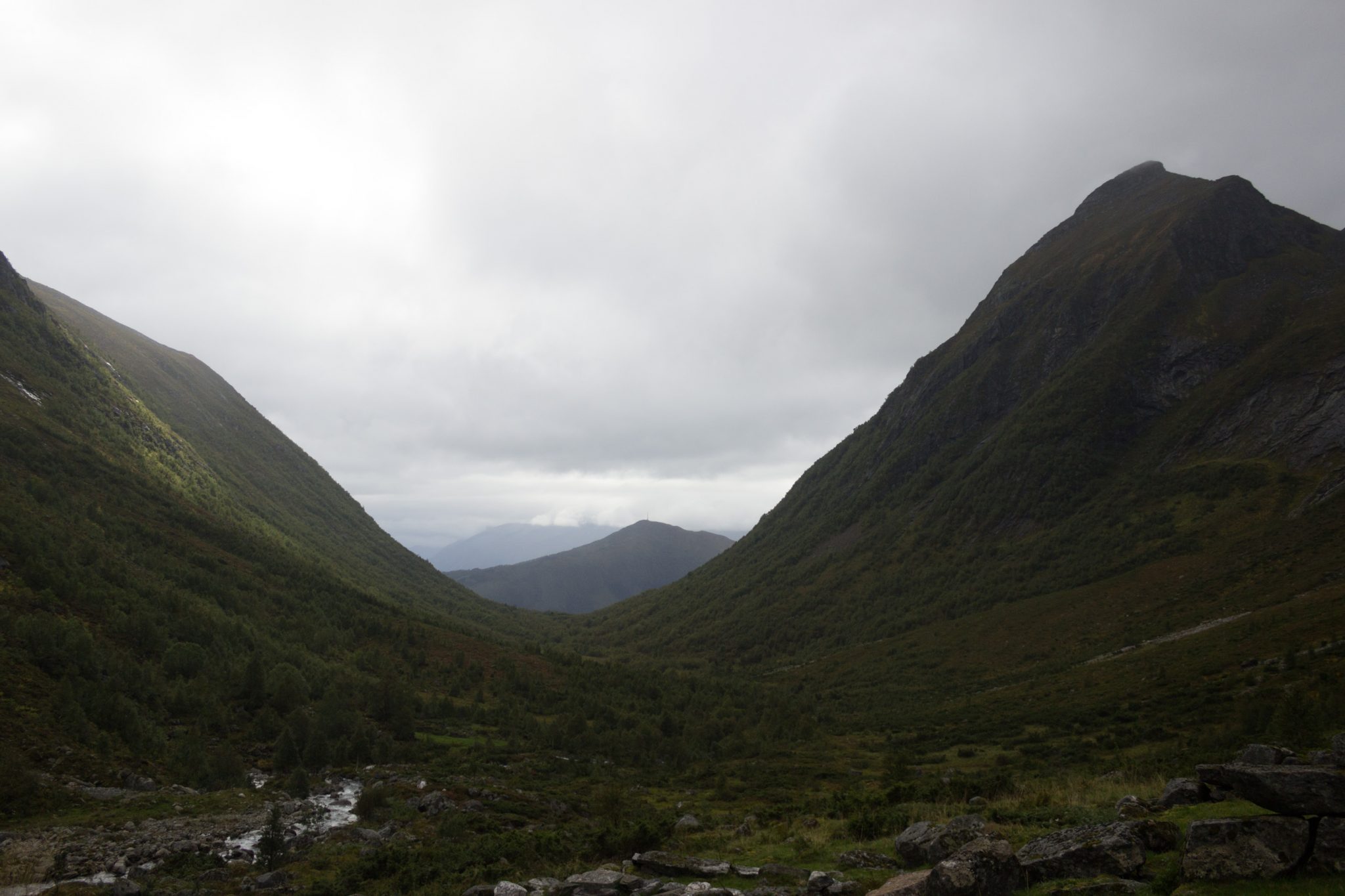 Wanderung im Naturreservat Skorgeura, Naturschutzgebiet in Norwegen, Wanderweg führt entlang eines Baches durch schönes Tal, beiderseits aufragende Berge
