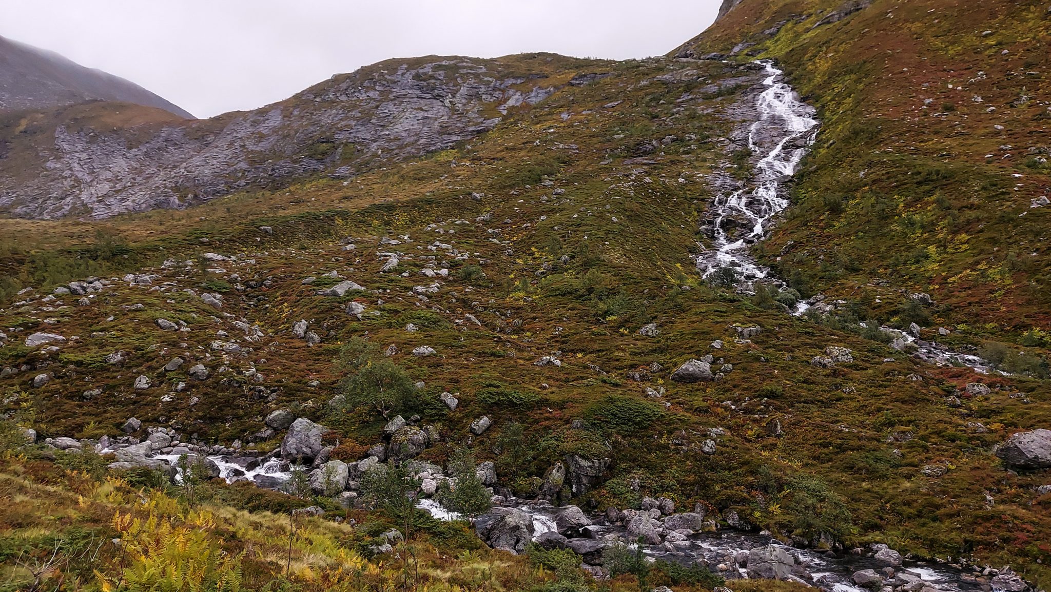 Wanderung im Naturreservat Skorgeura, Naturschutzgebiet in Norwegen, Wanderweg führt entlang eines Baches durch schönes Tal, beiderseits aufragende Berge