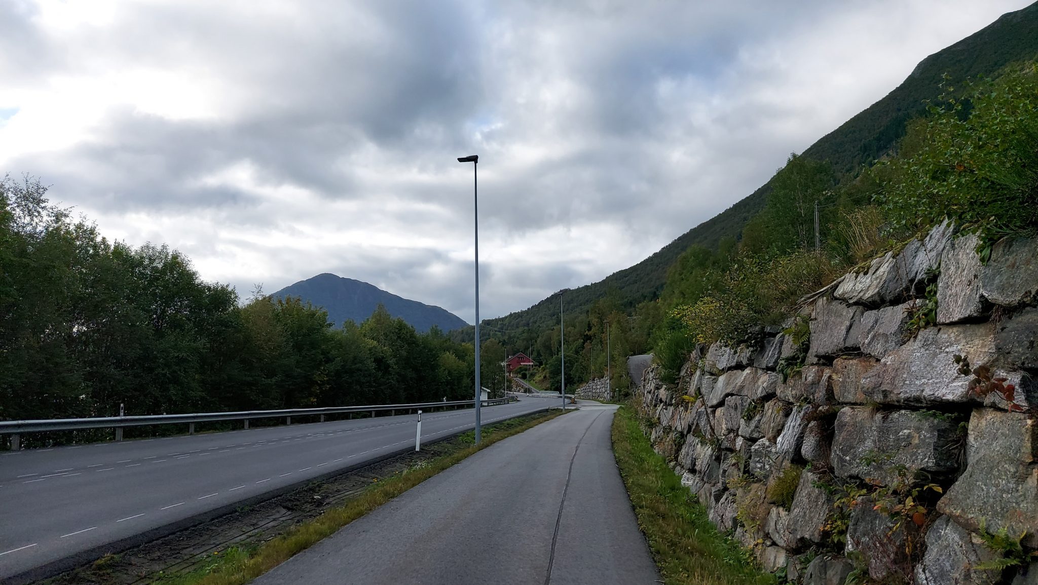 Wanderung im Naturreservat Skorgeura, Naturschutzgebiet in Norwegen, letzter Abschnitt führt an großer Straße entlang