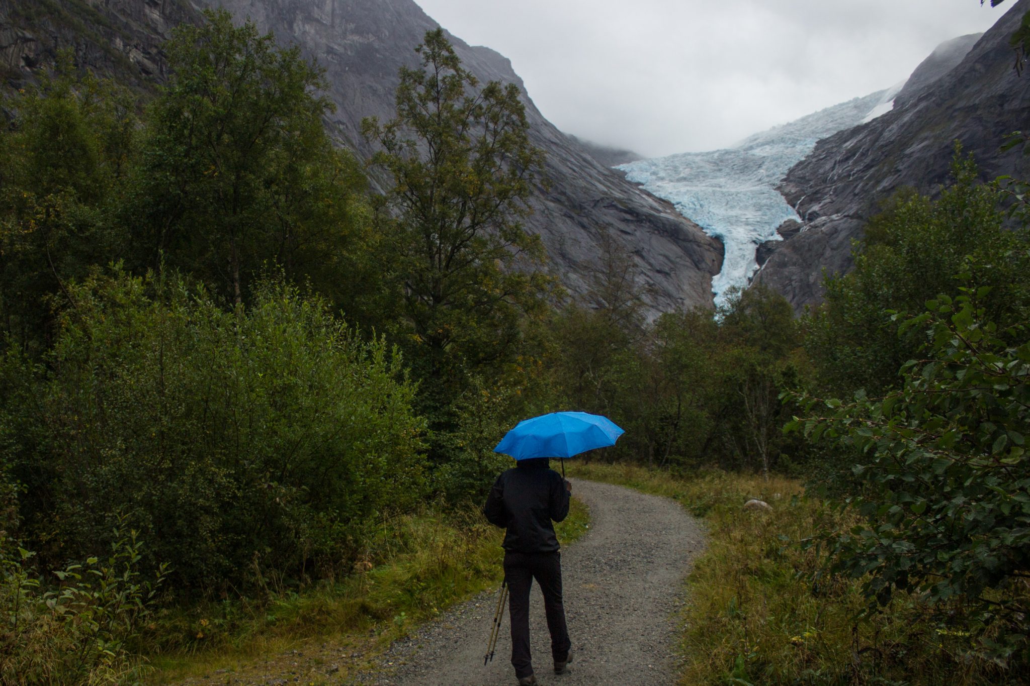 Wanderung zum Briksdalsbreen Gletscher, Seitenarm des Jostedalsbreen, Wandern im Jostedalsbreen Nationalpark in Norwegen, sehr beeindruckende Landschaft im Briksdal, Blick auf den Wanderweg zum Gletscher