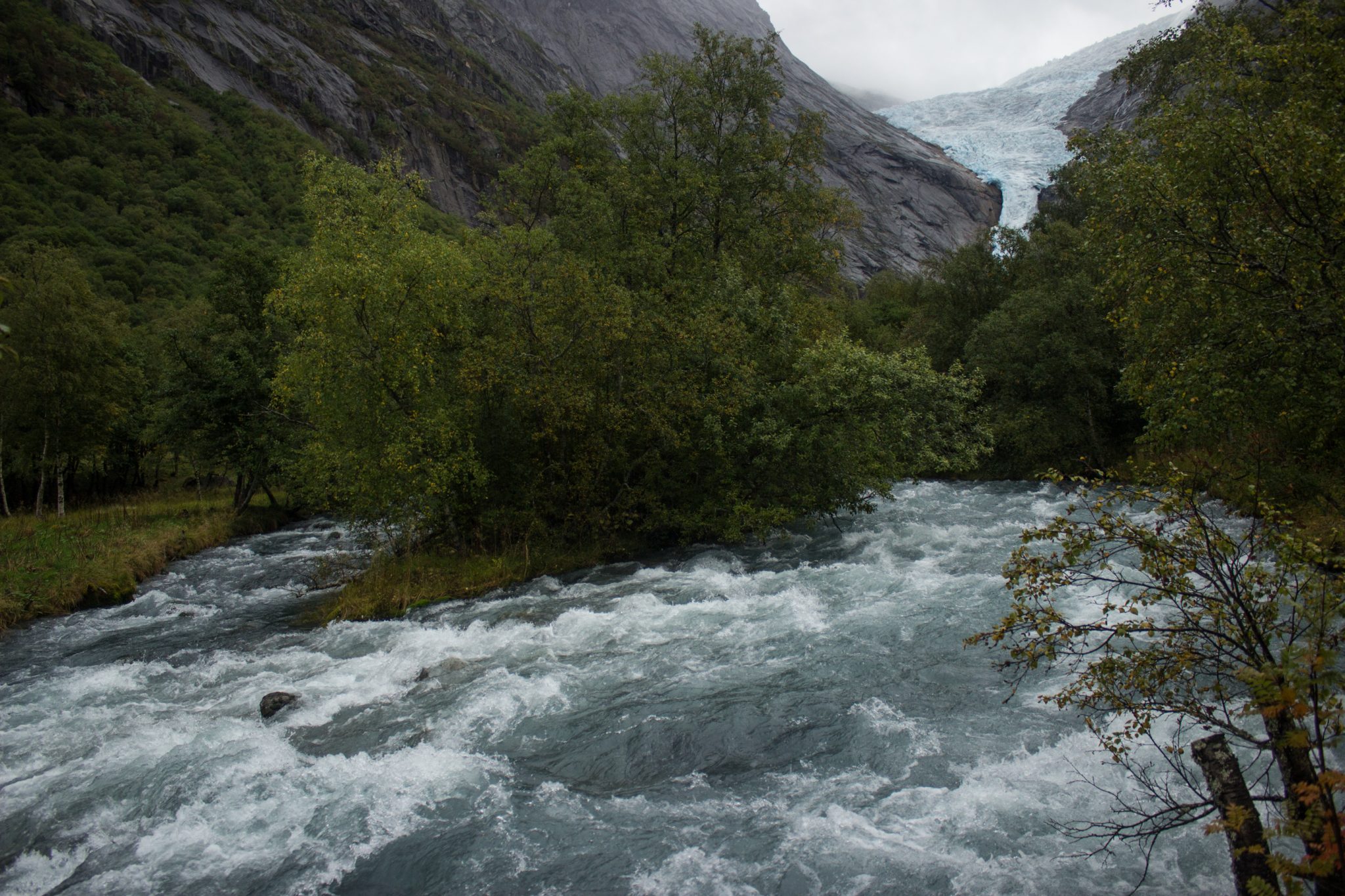 Wanderung zum Briksdalsbreen Gletscher, Seitenarm des Jostedalsbreen, Wandern im Jostedalsbreen Nationalpark in Norwegen, sehr beeindruckende Landschaft im Briksdal, Blick auf den Gletscherfluss und den Briksdalsbreen