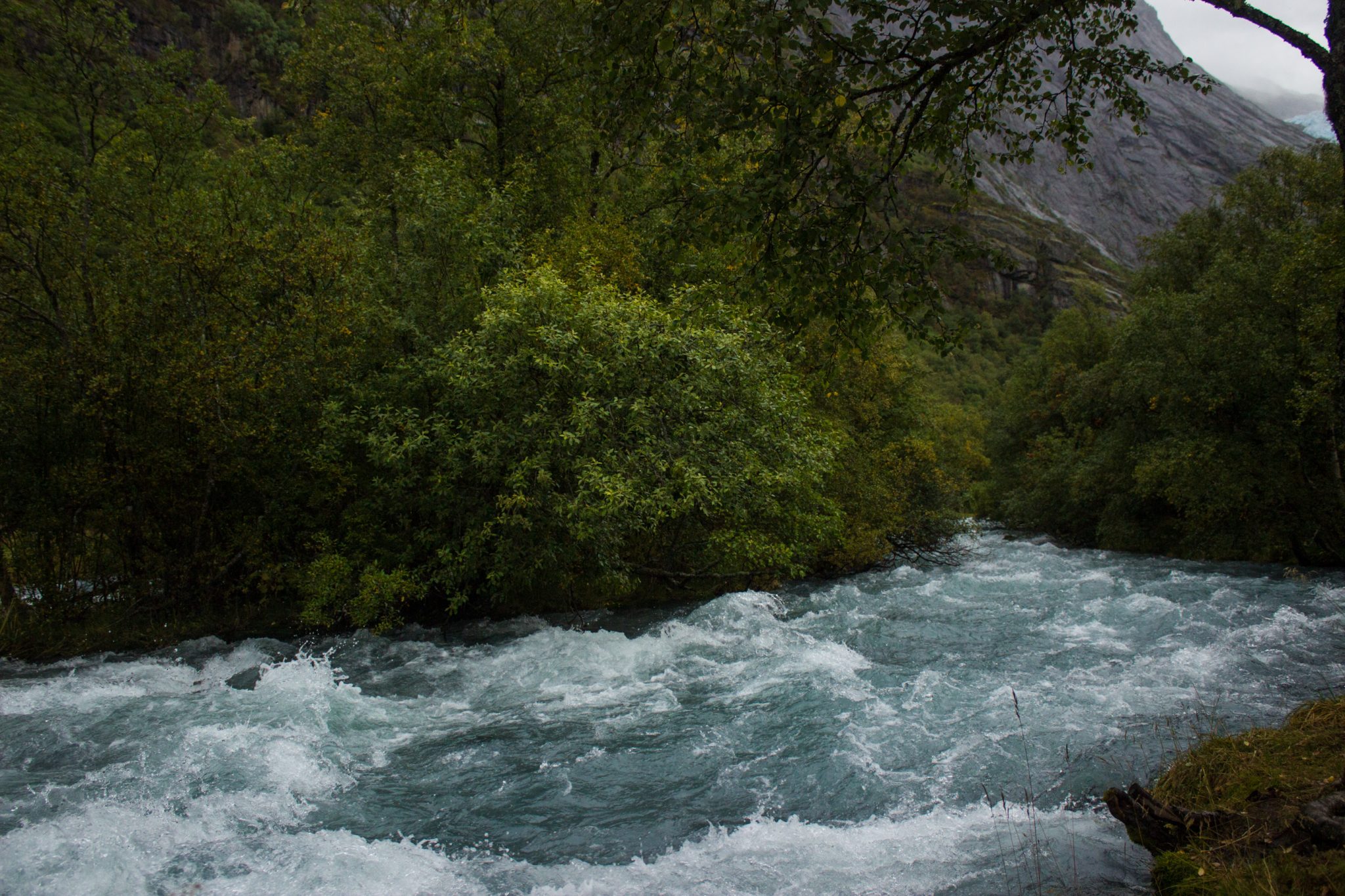 Wanderung zum Briksdalsbreen Gletscher, Seitenarm des Jostedalsbreen, Wandern im Jostedalsbreen Nationalpark in Norwegen, sehr beeindruckende Landschaft im Briksdal, Blick auf den Gletscherfluss