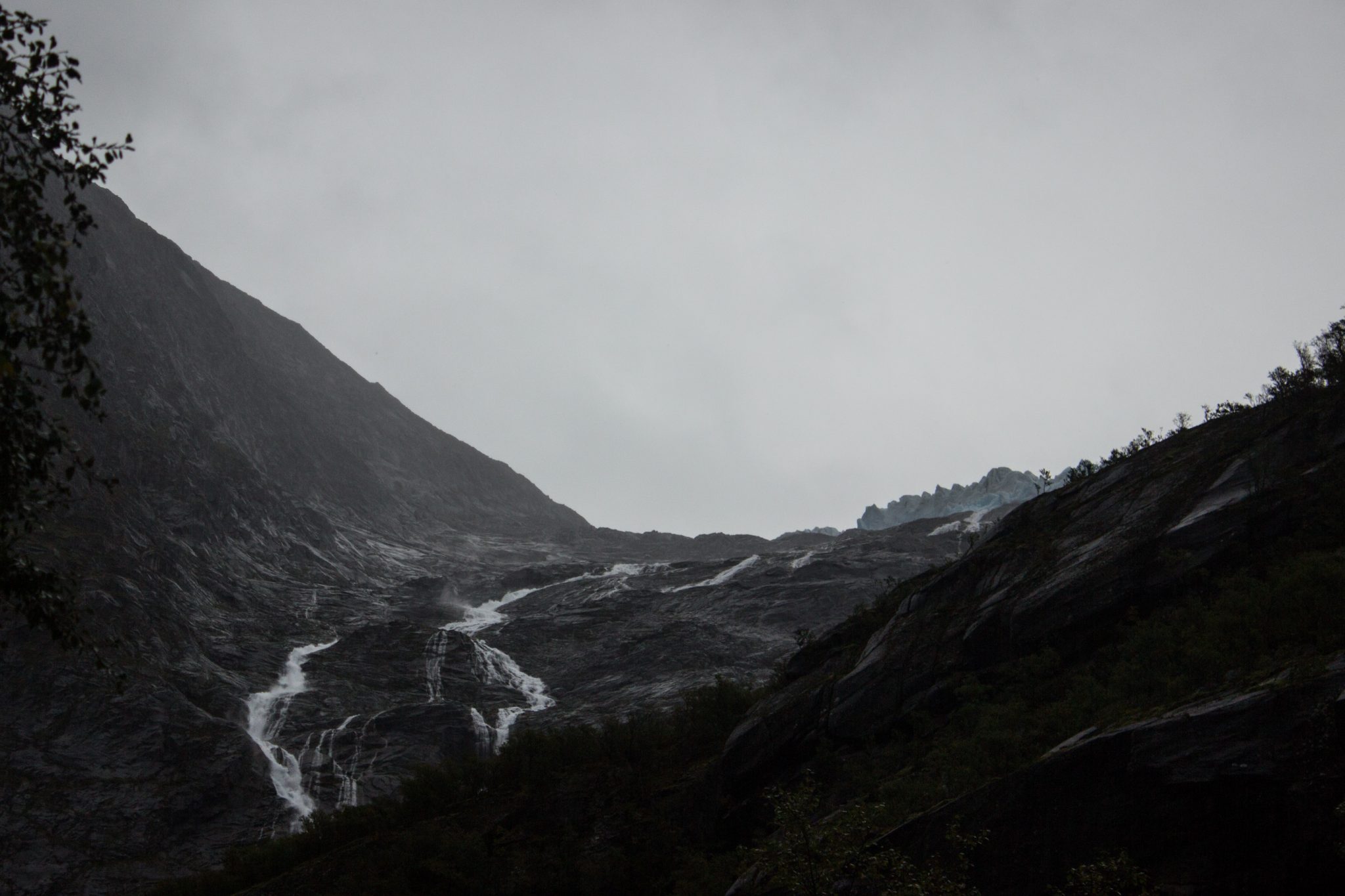 Wanderung zum Briksdalsbreen Gletscher, Seitenarm des Jostedalsbreen, Wandern im Jostedalsbreen Nationalpark in Norwegen, sehr beeindruckende Landschaft im Briksdal, Wasserfälle bahnen sich den Weg ins Briksdal