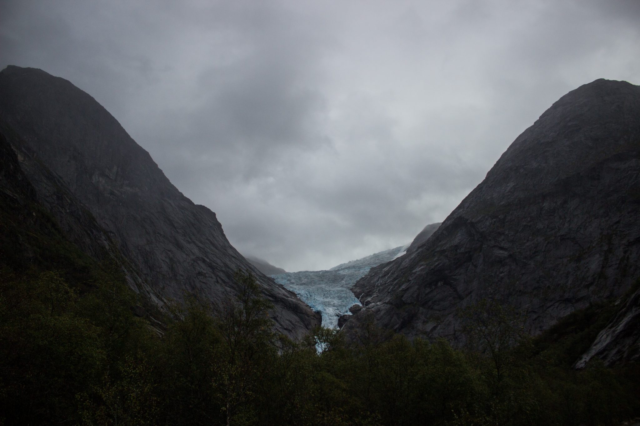 Wanderung zum Briksdalsbreen Gletscher, Seitenarm des Jostedalsbreen, Wandern im Jostedalsbreen Nationalpark in Norwegen, sehr beeindruckende Landschaft im Briksdal, Blick auf den Gletscher Briksdalsbreen