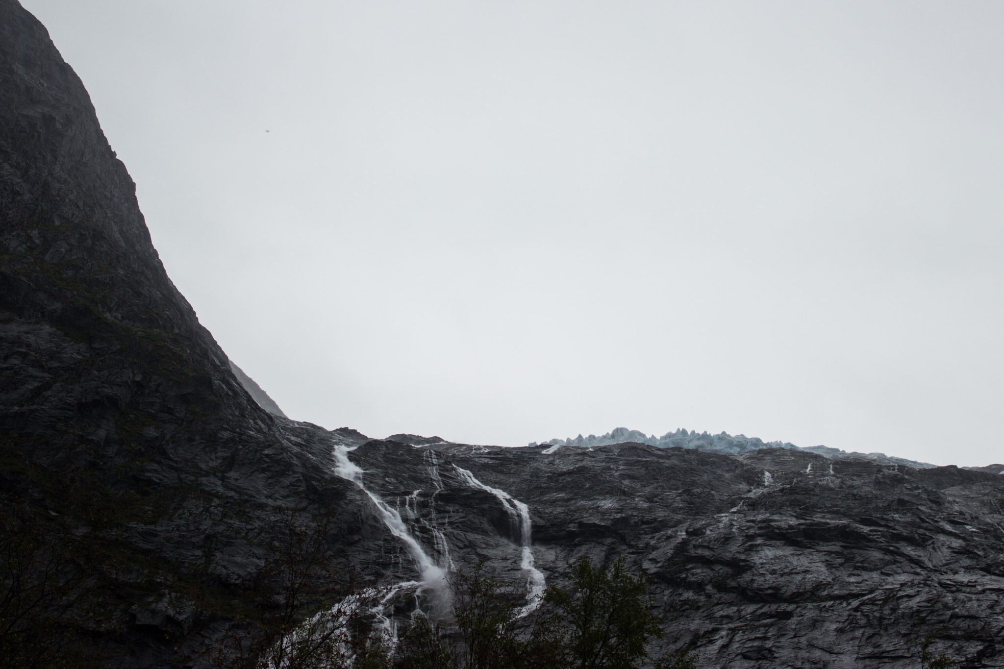 Wanderung zum Briksdalsbreen Gletscher, Seitenarm des Jostedalsbreen, Wandern im Jostedalsbreen Nationalpark in Norwegen, sehr beeindruckende Landschaft im Briksdal, Blick auf den Gletscher Briksdalsbreen