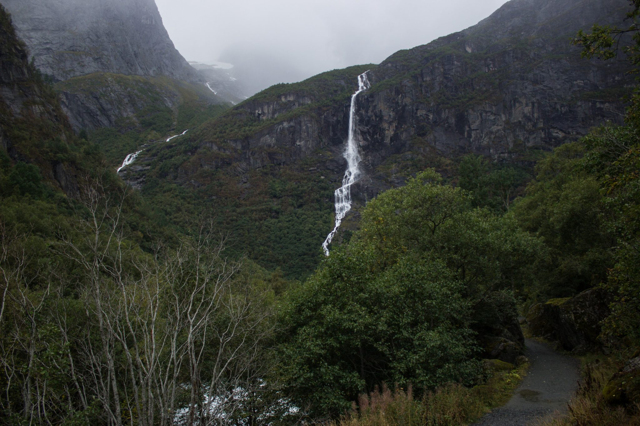 Wanderung zum Briksdalsbreen Gletscher, Seitenarm des Jostedalsbreen, Wandern im Jostedalsbreen Nationalpark in Norwegen, sehr beeindruckende Landschaft im Briksdal, viele Wasserfälle
