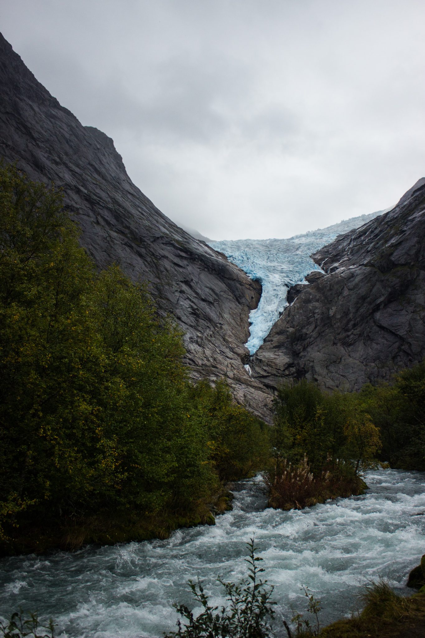Wanderung zum Briksdalsbreen Gletscher, Seitenarm des Jostedalsbreen, Wandern im Jostedalsbreen Nationalpark in Norwegen, sehr beeindruckende Landschaft im Briksdal, Blick auf den Gletscherfluss und den Briksdalsbreen