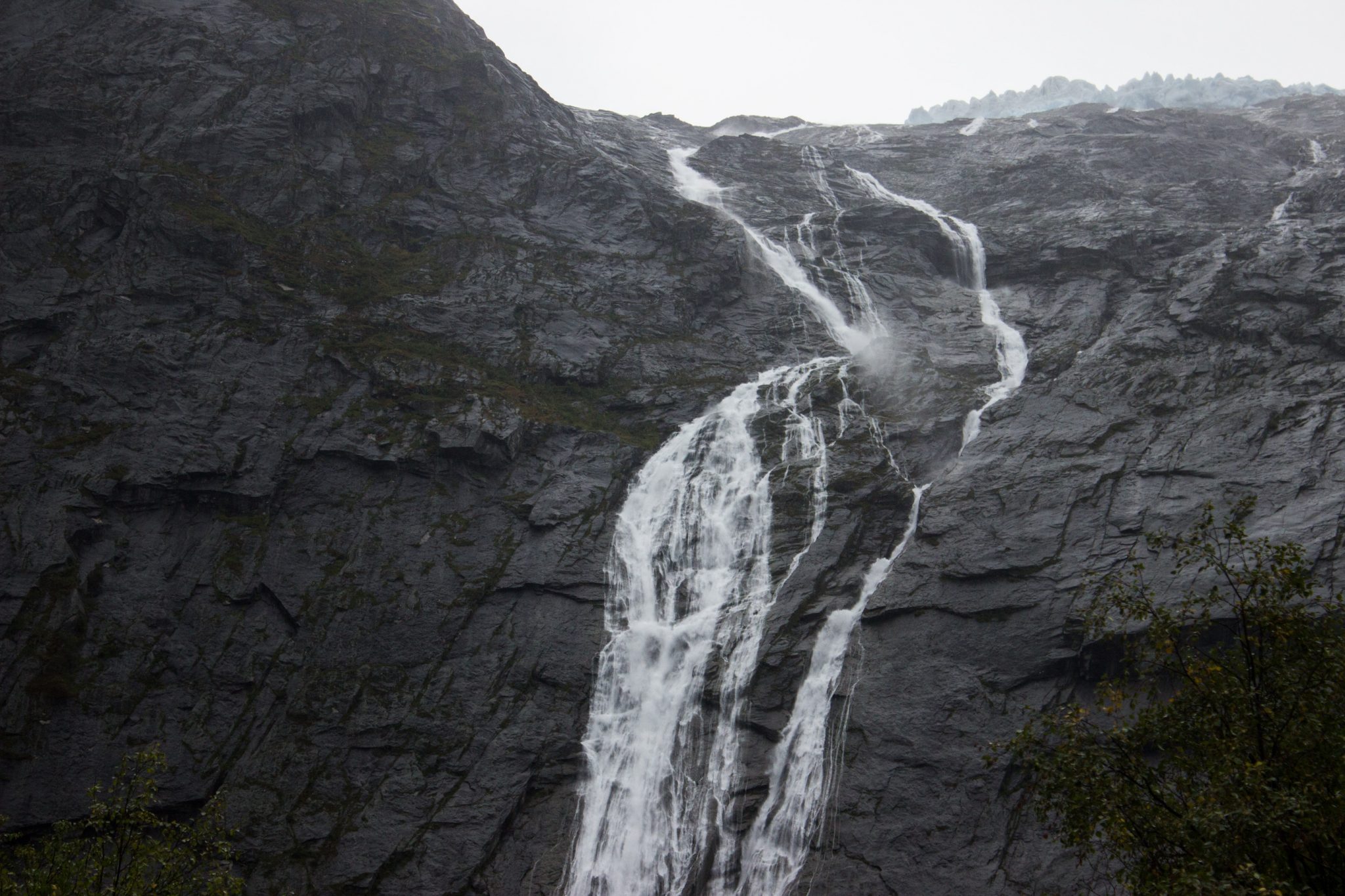 Wanderung zum Briksdalsbreen Gletscher, Seitenarm des Jostedalsbreen, Wandern im Jostedalsbreen Nationalpark in Norwegen, sehr beeindruckende Landschaft im Briksdal, Wasserfälle bahnen sich den Weg ins Briksdal