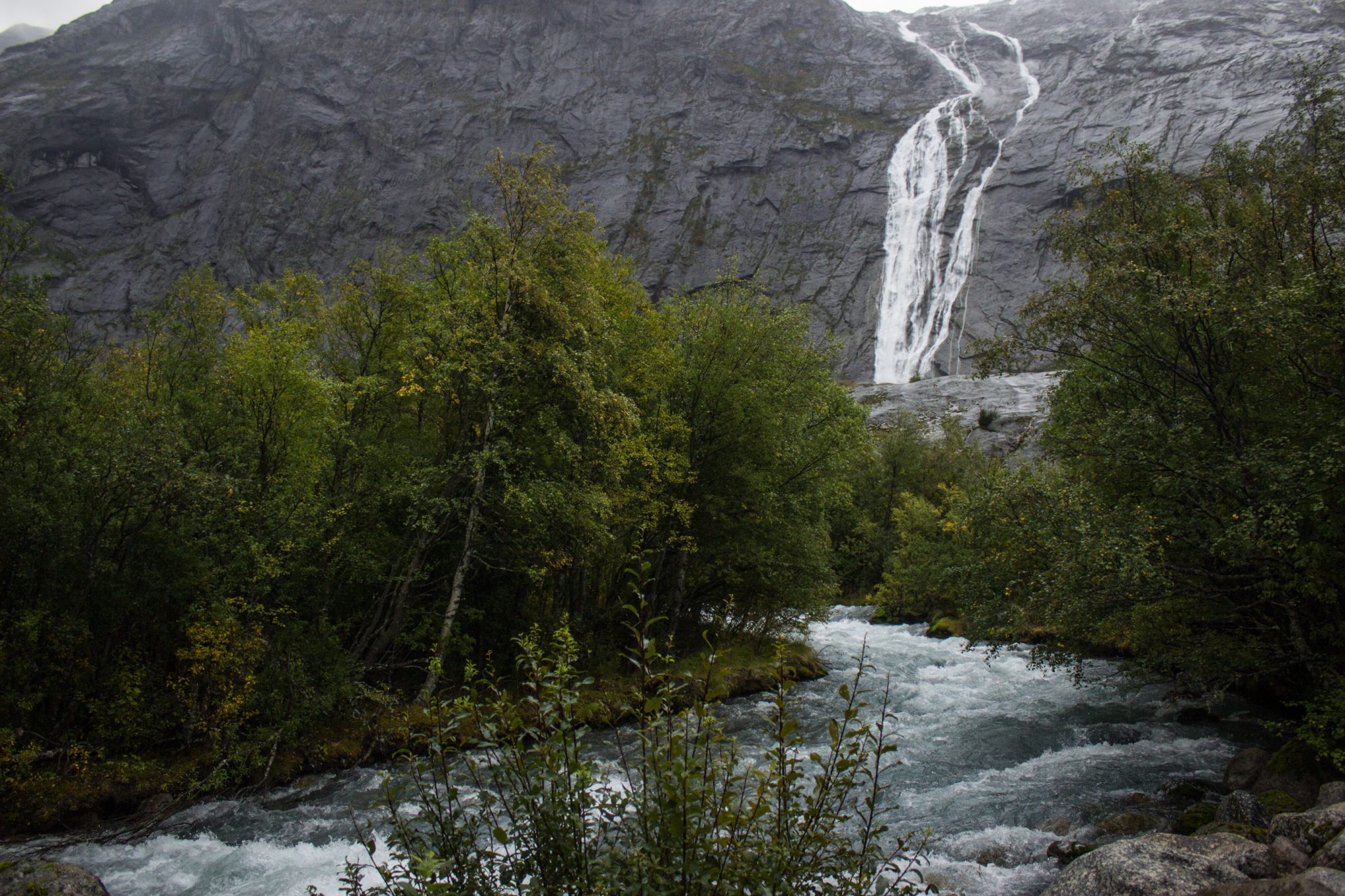 Wanderung zum Briksdalsbreen Gletscher, Seitenarm des Jostedalsbreen, Wandern im Jostedalsbreen Nationalpark in Norwegen, sehr beeindruckende Landschaft im Briksdal, Wasserfälle bahnen sich den Weg ins Briksdal