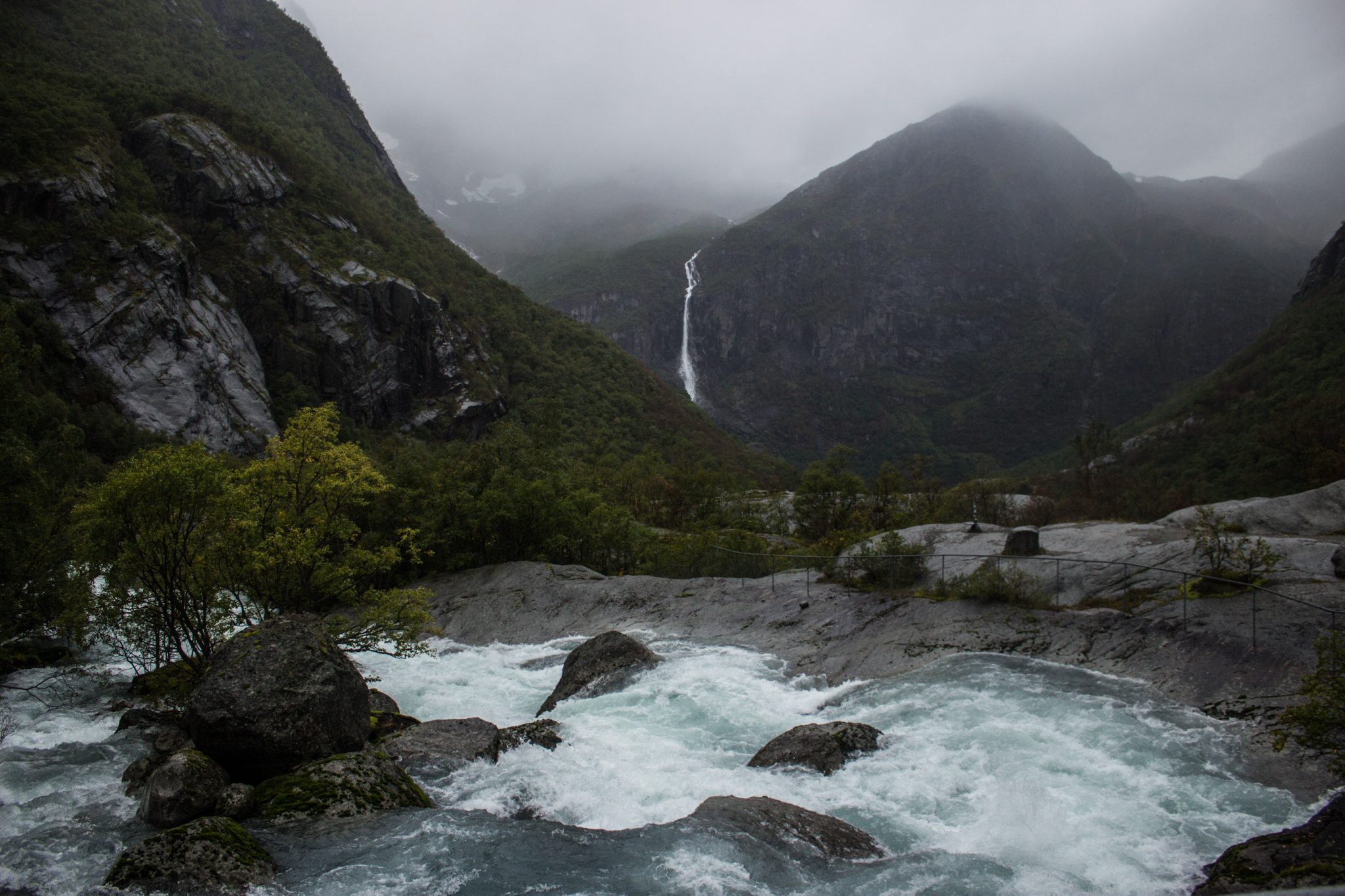 Wanderung zum Briksdalsbreen Gletscher, Seitenarm des Jostedalsbreen, Wandern im Jostedalsbreen Nationalpark in Norwegen, sehr beeindruckende Landschaft im Briksdal,  Blick auf den Gletscherfluss und die Berge