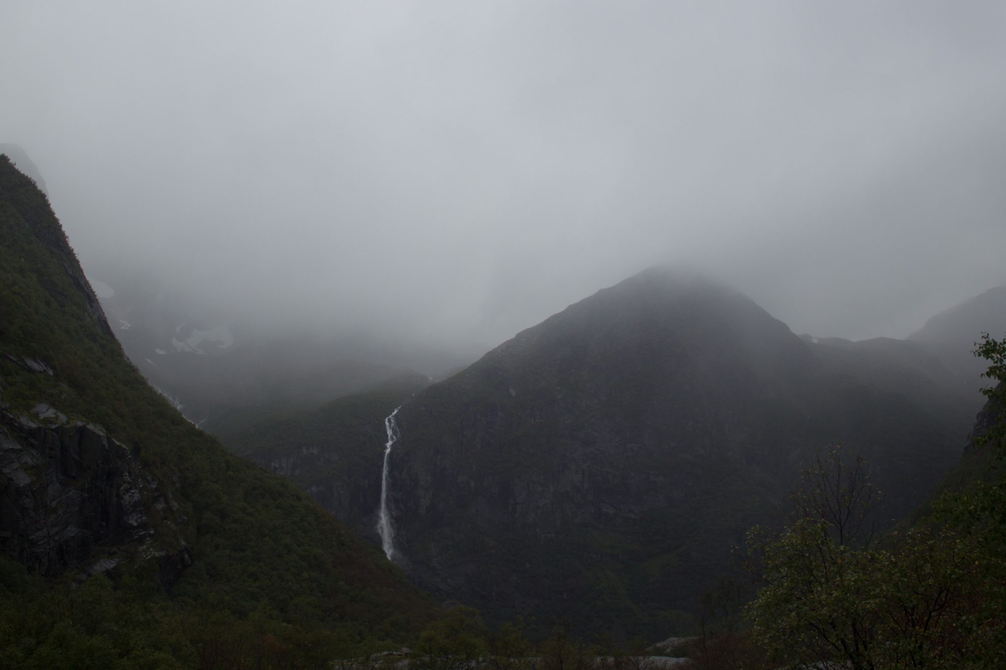 Wanderung zum Briksdalsbreen Gletscher, Seitenarm des Jostedalsbreen, Wandern im Jostedalsbreen Nationalpark in Norwegen, sehr beeindruckende Landschaft im Briksdal, Wasserfall und umliegende Berge im Nebel
