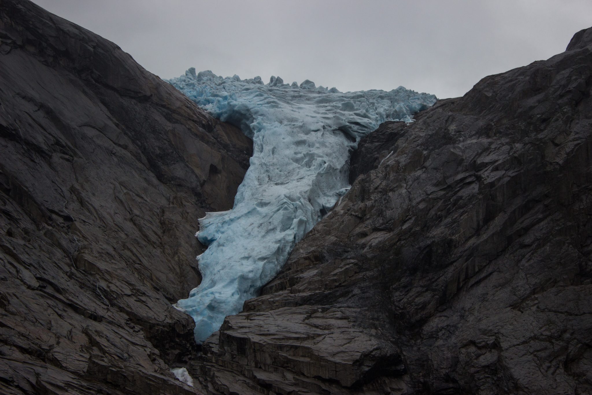 Wanderung zum Briksdalsbreen Gletscher, Seitenarm des Jostedalsbreen, Wandern im Jostedalsbreen Nationalpark in Norwegen, sehr beeindruckende Landschaft im Briksdal, Blick auf den Gletscher Briksdalsbreen