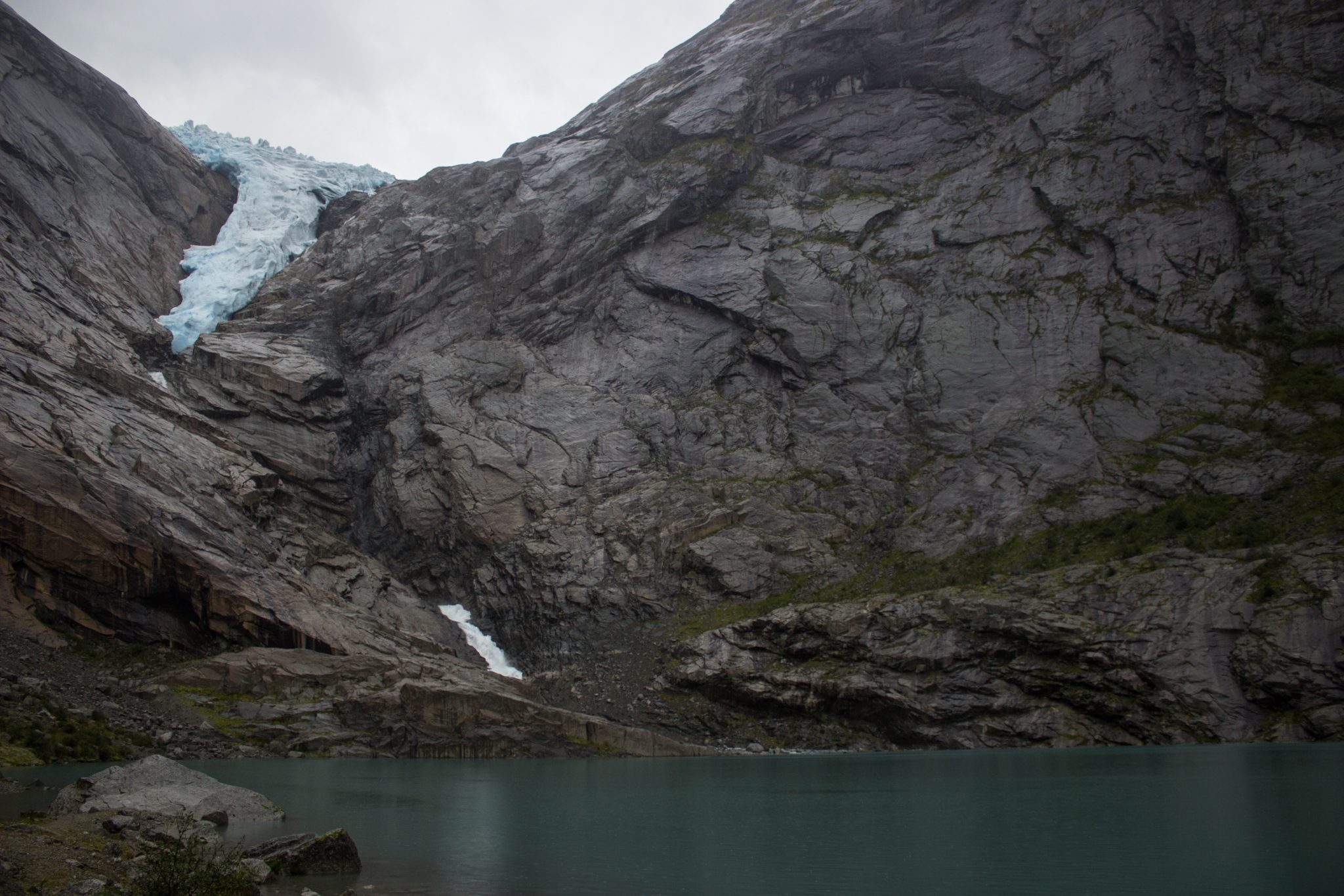 Wanderung zum Briksdalsbreen Gletscher, Seitenarm des Jostedalsbreen, Wandern im Jostedalsbreen Nationalpark in Norwegen, sehr beeindruckende Landschaft im Briksdal, Blick auf den Gletscher Briksdalsbreen und den Gletschersee