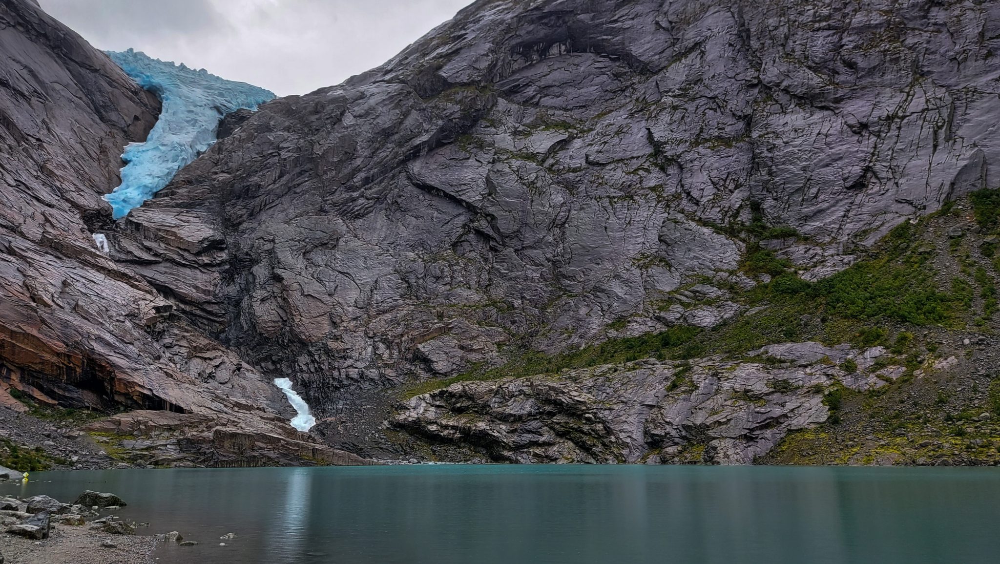 Wanderung zum Briksdalsbreen Gletscher, Seitenarm des Jostedalsbreen, Wandern im Jostedalsbreen Nationalpark in Norwegen, sehr beeindruckende Landschaft im Briksdal, Blick auf den Gletscher Briksdalsbreen und den Gletschersee
