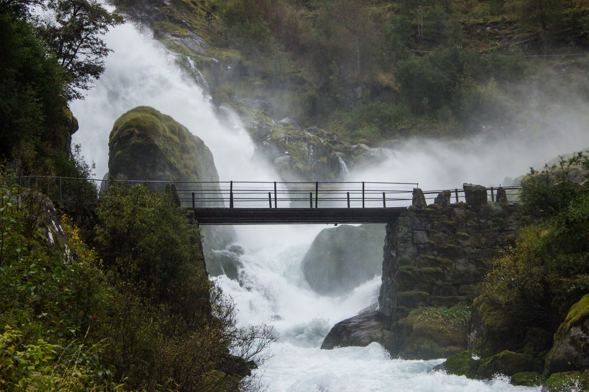 Wanderung zum Briksdalsbreen Gletscher, Seitenarm des Jostedalsbreen, Wandern im Jostedalsbreen Nationalpark in Norwegen, sehr beeindruckende Landschaft im Briksdal, Blick auf die Brücke beim Kleivafossen