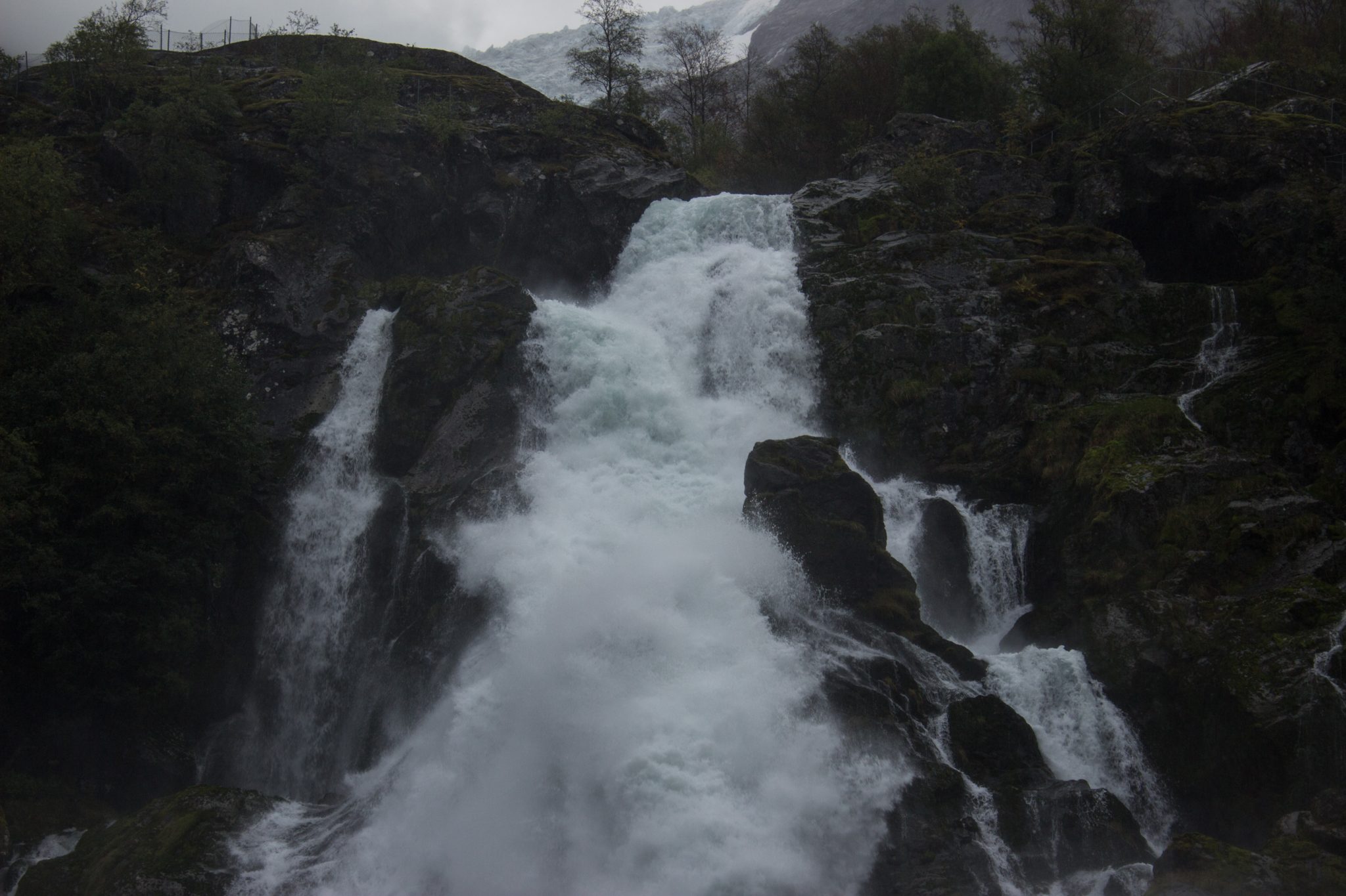 Wanderung zum Briksdalsbreen Gletscher, Seitenarm des Jostedalsbreen, Wandern im Jostedalsbreen Nationalpark in Norwegen, sehr beeindruckende Landschaft im Briksdal, Blick auf den Kleivafossen