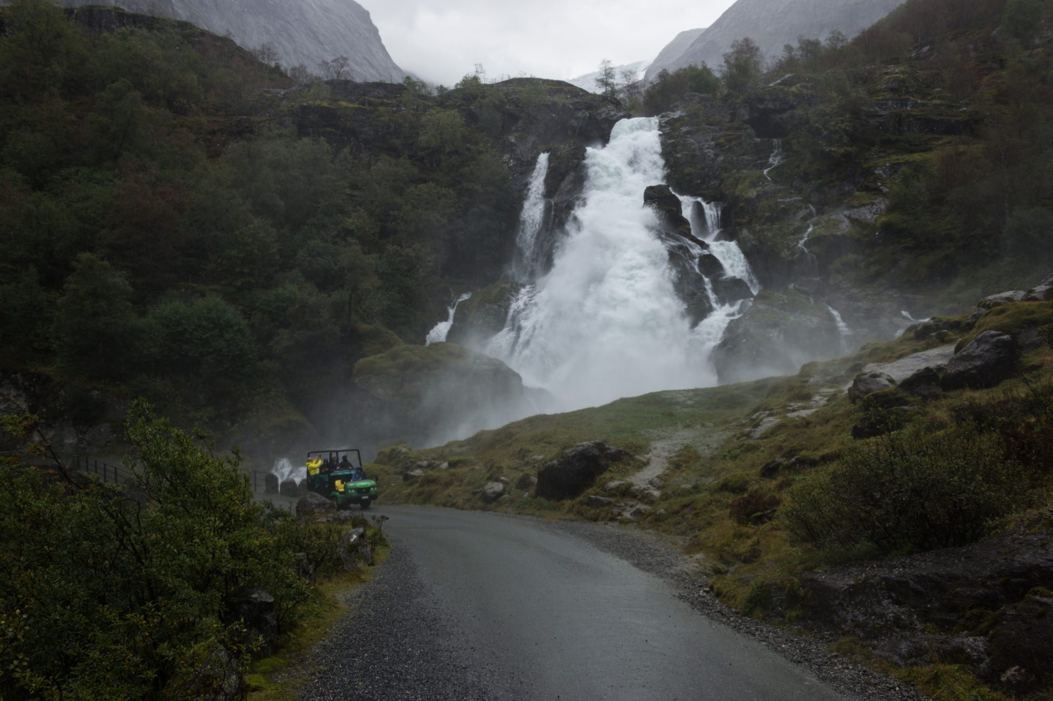 Wanderung zum Briksdalsbreen Gletscher, Seitenarm des Jostedalsbreen, Wandern im Jostedalsbreen Nationalpark in Norwegen, sehr beeindruckende Landschaft im Briksdal, Blick auf den Kleivafossen und ein Trollmobil mit dem man bis in die Nähe des Gletschers fahren kann