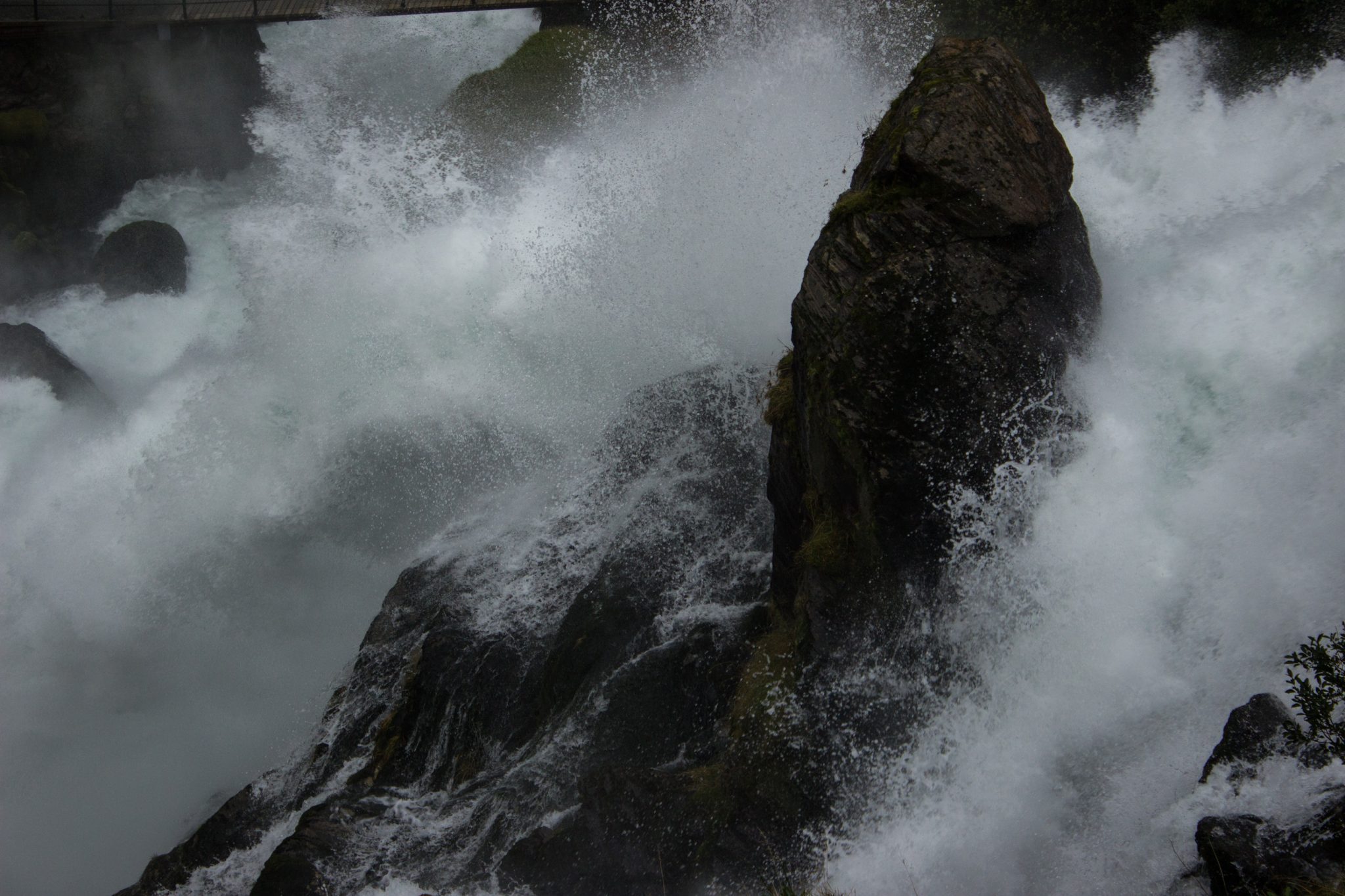 Wanderung zum Briksdalsbreen Gletscher, Seitenarm des Jostedalsbreen, Wandern im Jostedalsbreen Nationalpark in Norwegen, sehr beeindruckende Landschaft im Briksdal, Blick auf den Kleivafossen