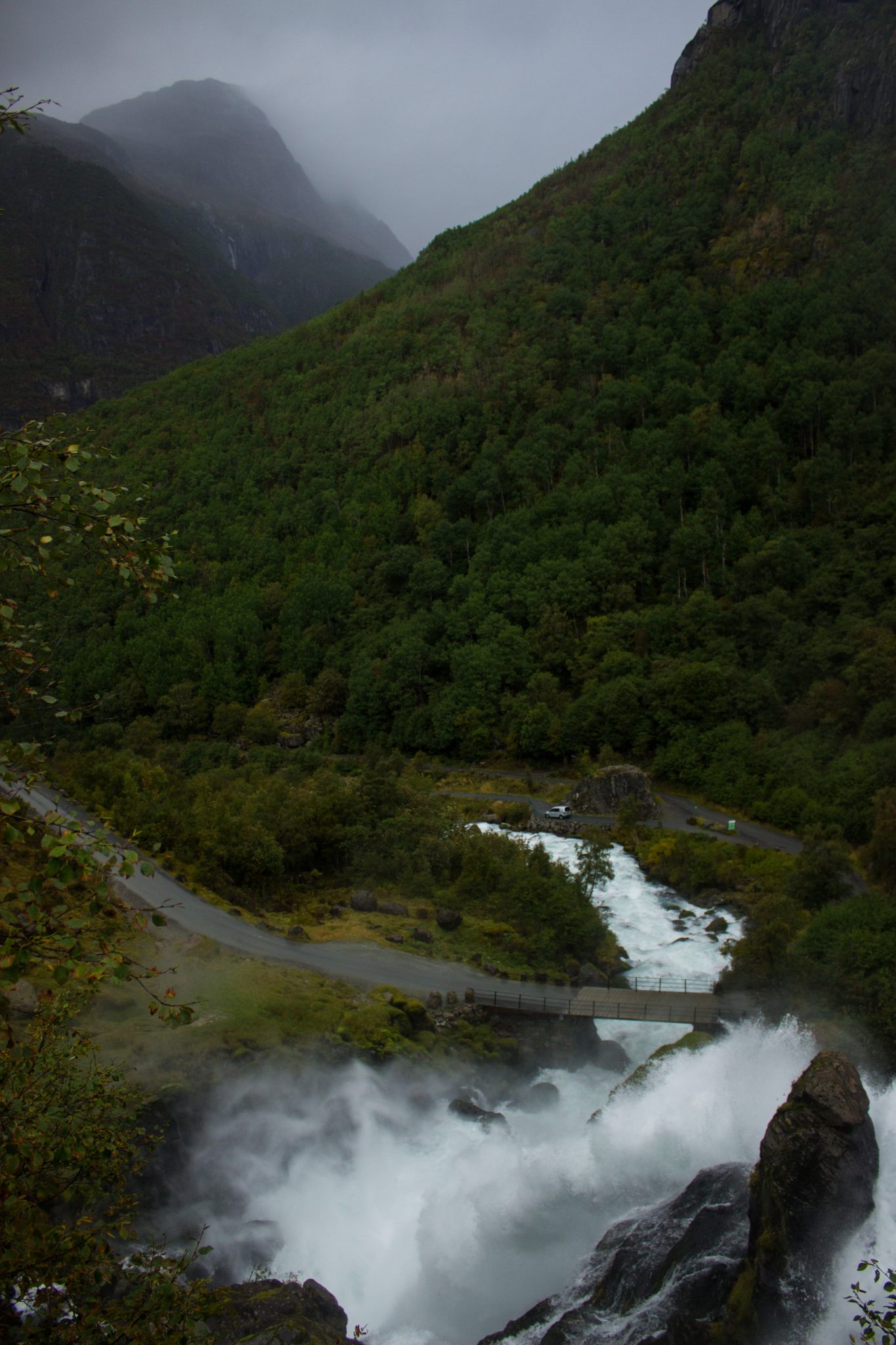 Wanderung zum Briksdalsbreen Gletscher, Seitenarm des Jostedalsbreen, Wandern im Jostedalsbreen Nationalpark in Norwegen, sehr beeindruckende Landschaft im Briksdal, Blick auf die Brücke beim Kleivafossen von oben
