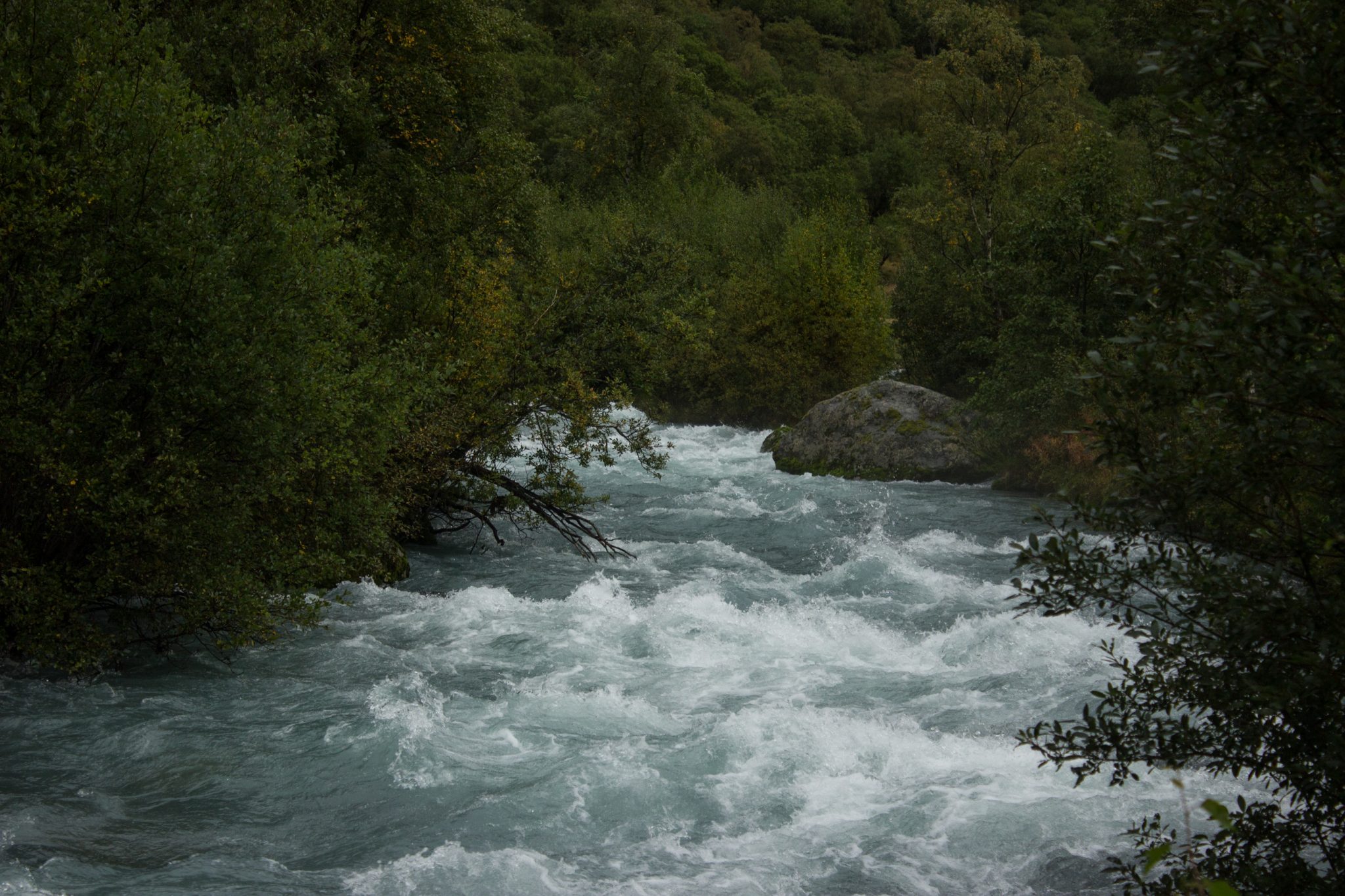 Wanderung zum Briksdalsbreen Gletscher, Seitenarm des Jostedalsbreen, Wandern im Jostedalsbreen Nationalpark in Norwegen, sehr beeindruckende Landschaft im Briksdal, Blick auf den Gletscherfluss