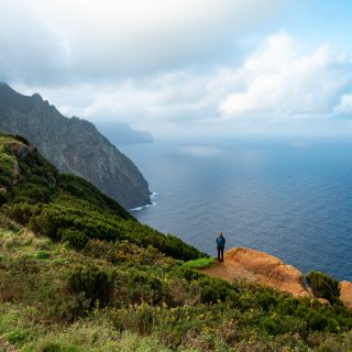 Küstenwanderung von Porto da Cruz nach Machico, Wanderweg durch schönen Wald mit Farne im Landesinneren und Küstenweg Vereda do Larano bis zum Aussichtspunkt Boca do Risco, eine der schönsten Wanderungen auf der Insel Madeira, Portugal