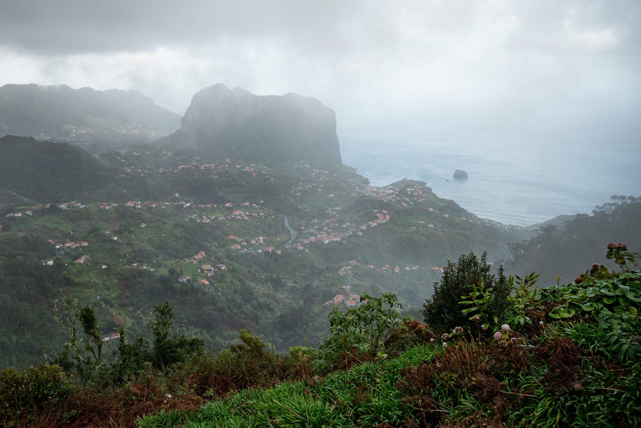 Wanderung von Ribeiro Frio nach Portela entlang der Levada do Furado  auf Madeira durch wunderschönen Lorbeerwald mit traumhaften Aussichten, selbst bei regnerischem Wetter lohnenswert, mystische Atmosphäre