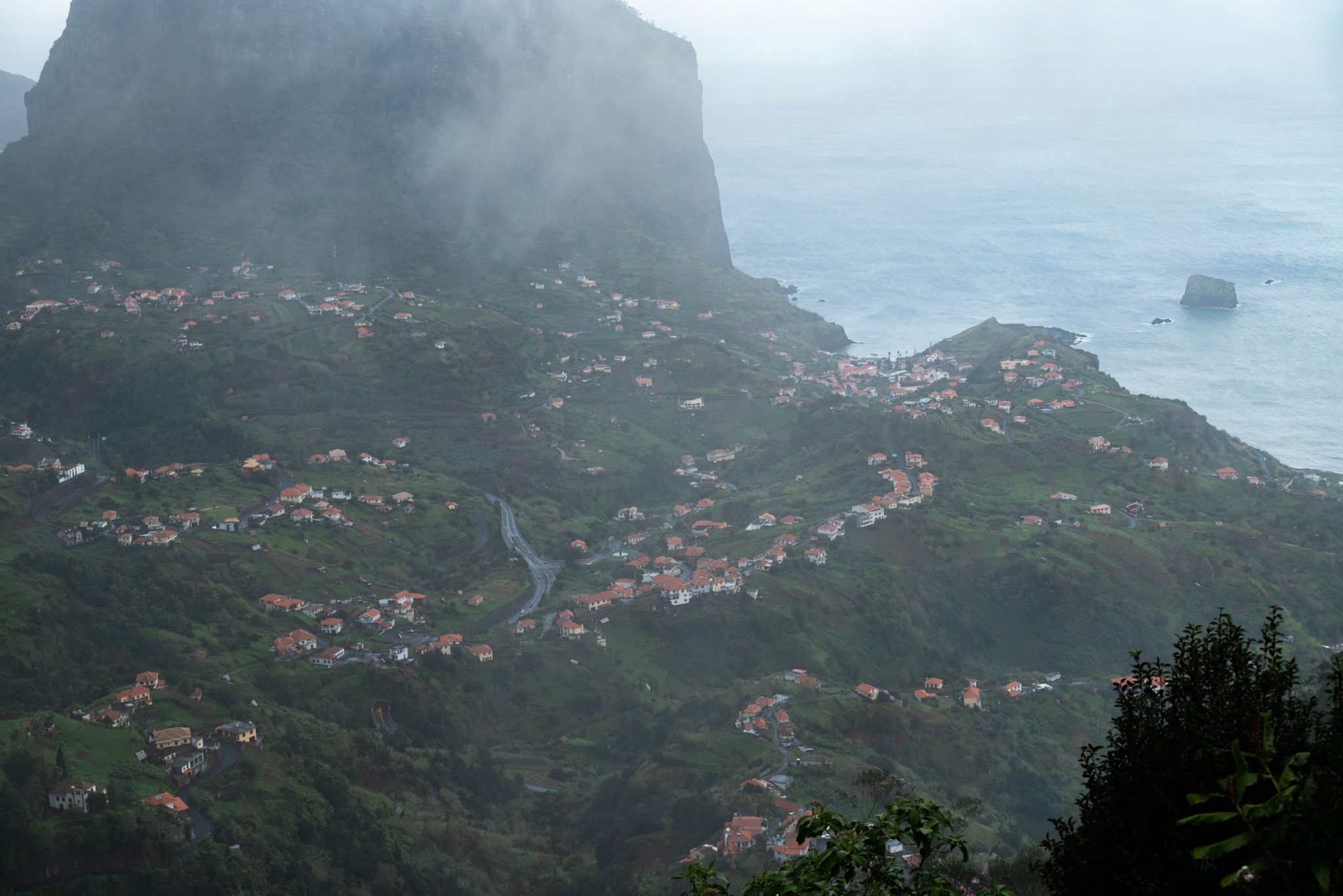 Wanderung von Ribeiro Frio nach Portela entlang der Levada do Furado  auf Madeira durch wunderschönen Lorbeerwald mit traumhaften Aussichten, selbst bei regnerischem Wetter lohnenswert, mystische Atmosphäre
