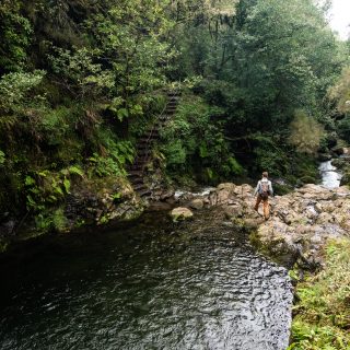 Wanderung von Ribeiro Frio nach Portela entlang der Levada do Furado  auf Madeira durch wunderschönen Lorbeerwald mit traumhaften Aussichten, selbst bei regnerischem Wetter lohnenswert, mystische Atmosphäre